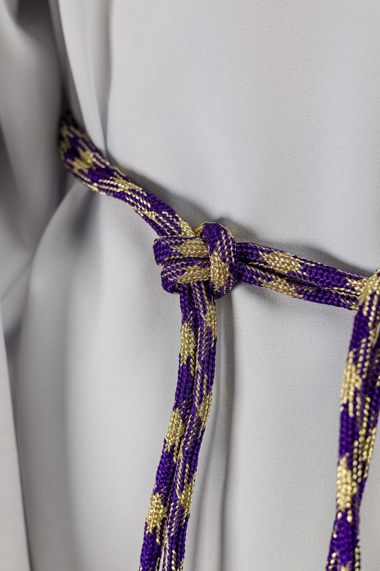 Cíngulo litúrgico morado y dorado
