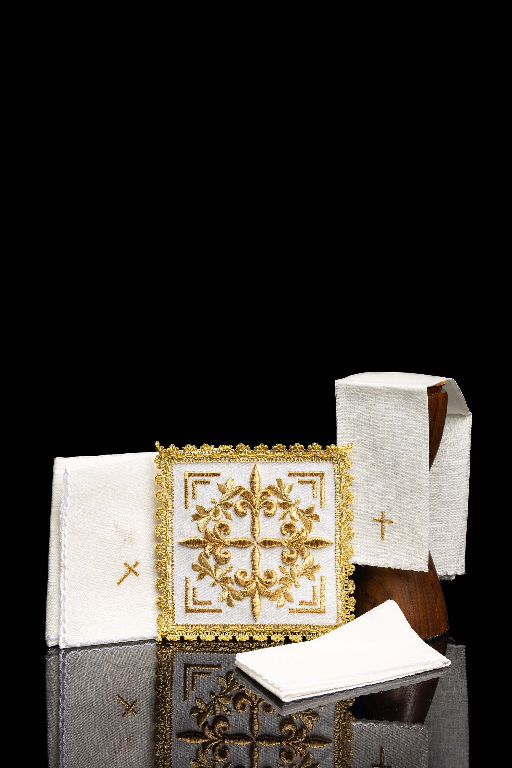 Servicio de altar bordado con adornos dorados