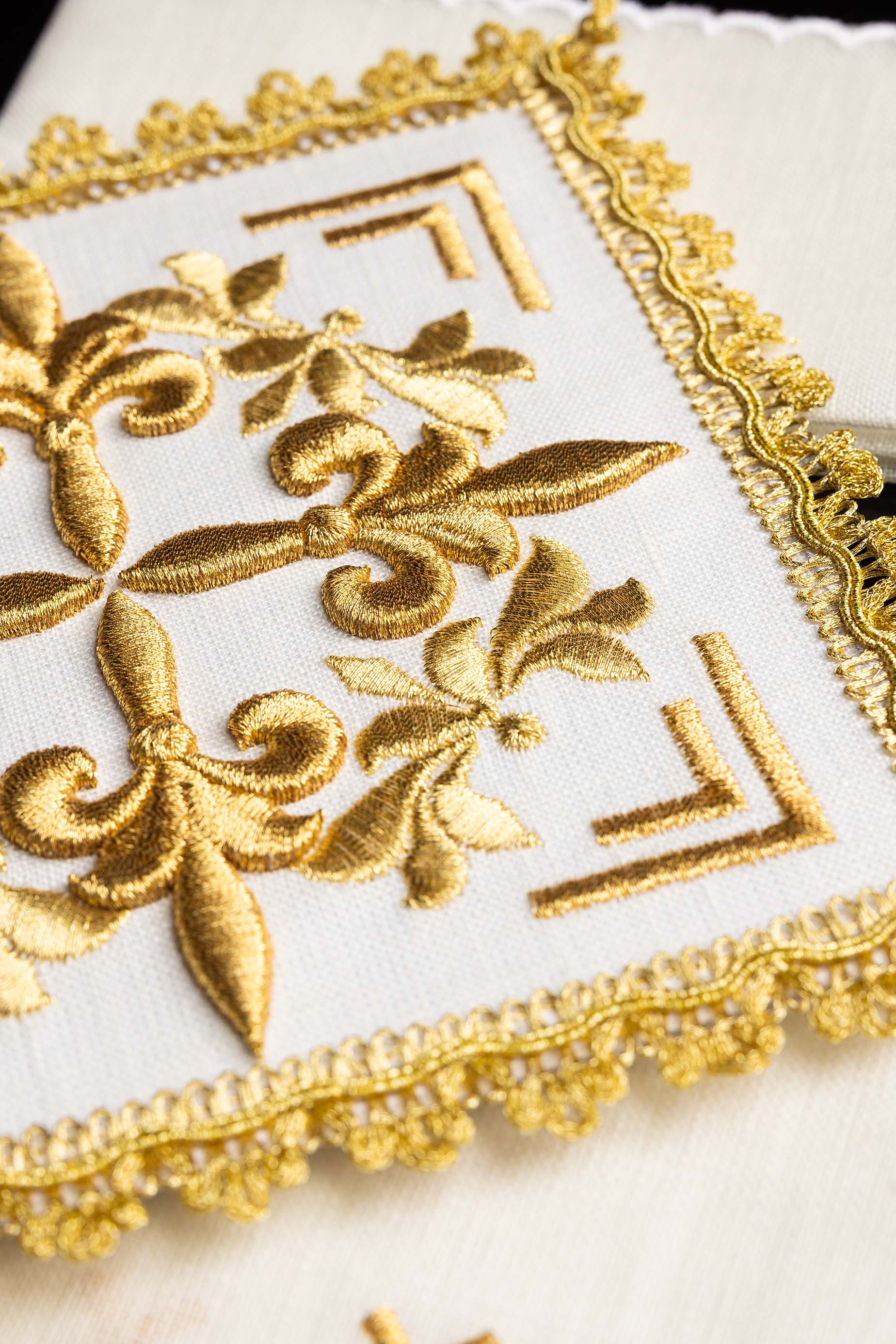Servicio de altar bordado con adornos dorados