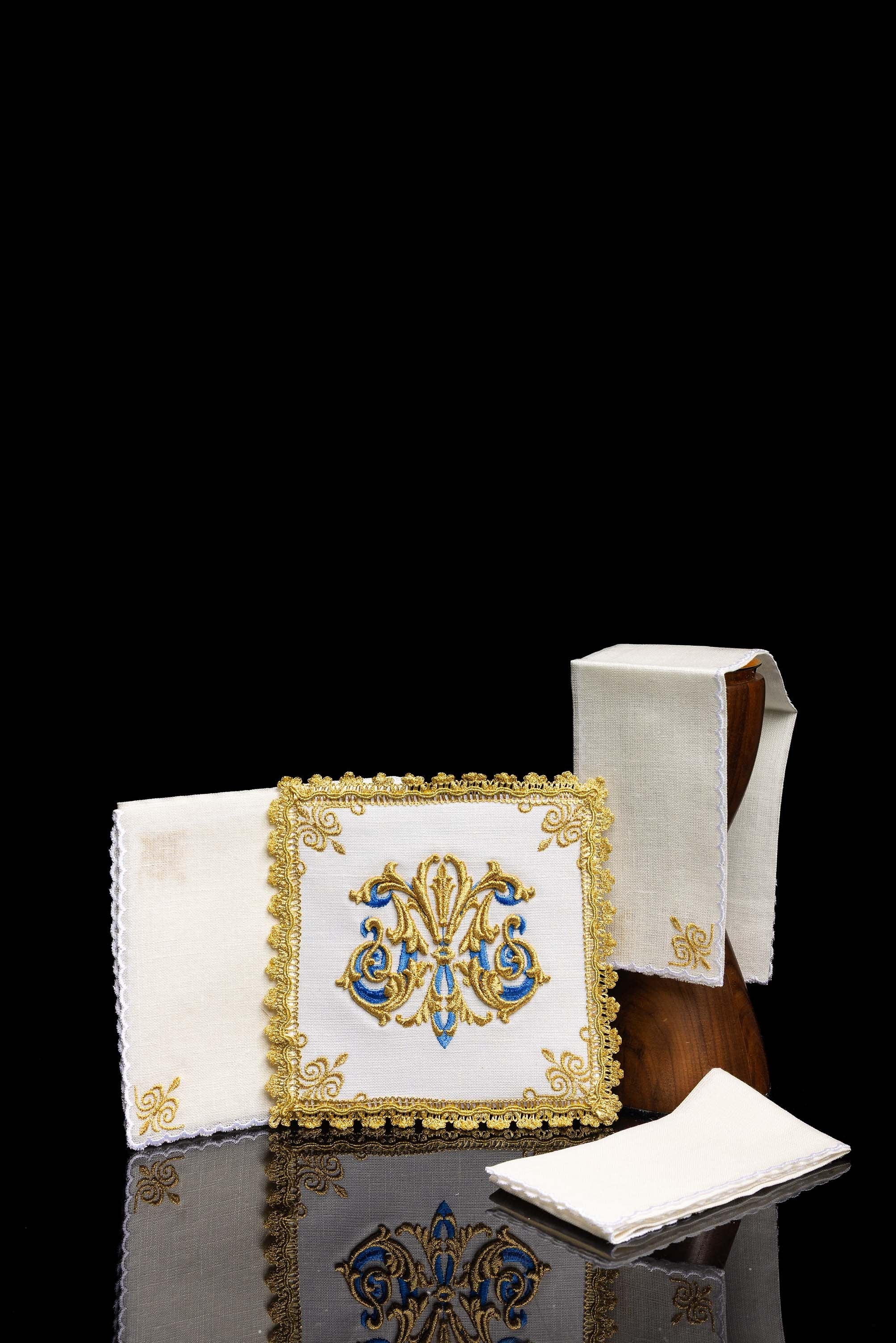 Servicio de altar bordado con símbolo Mariano de oro