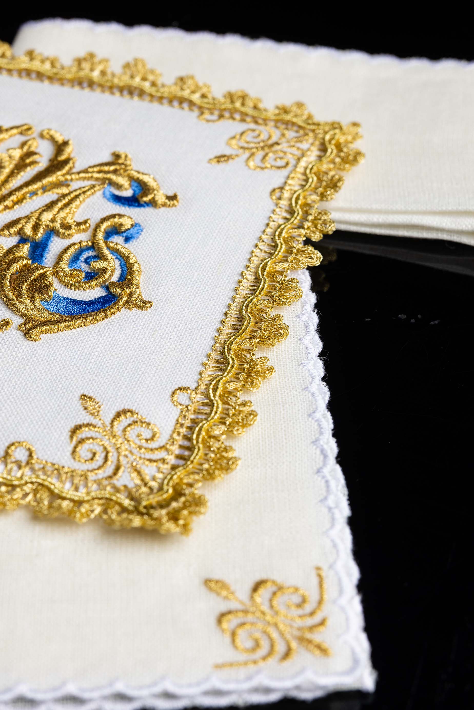 Servicio de altar bordado con símbolo Mariano de oro