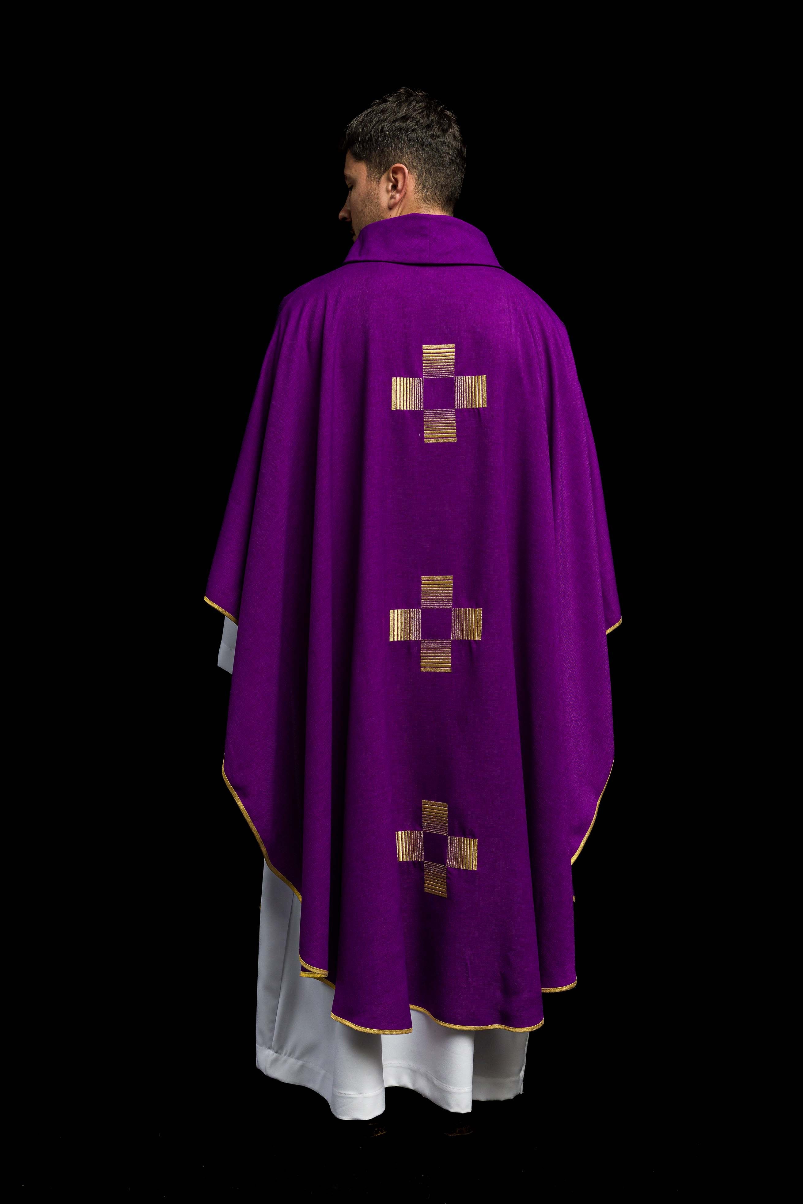 Casulla morada con Cruces bordadas