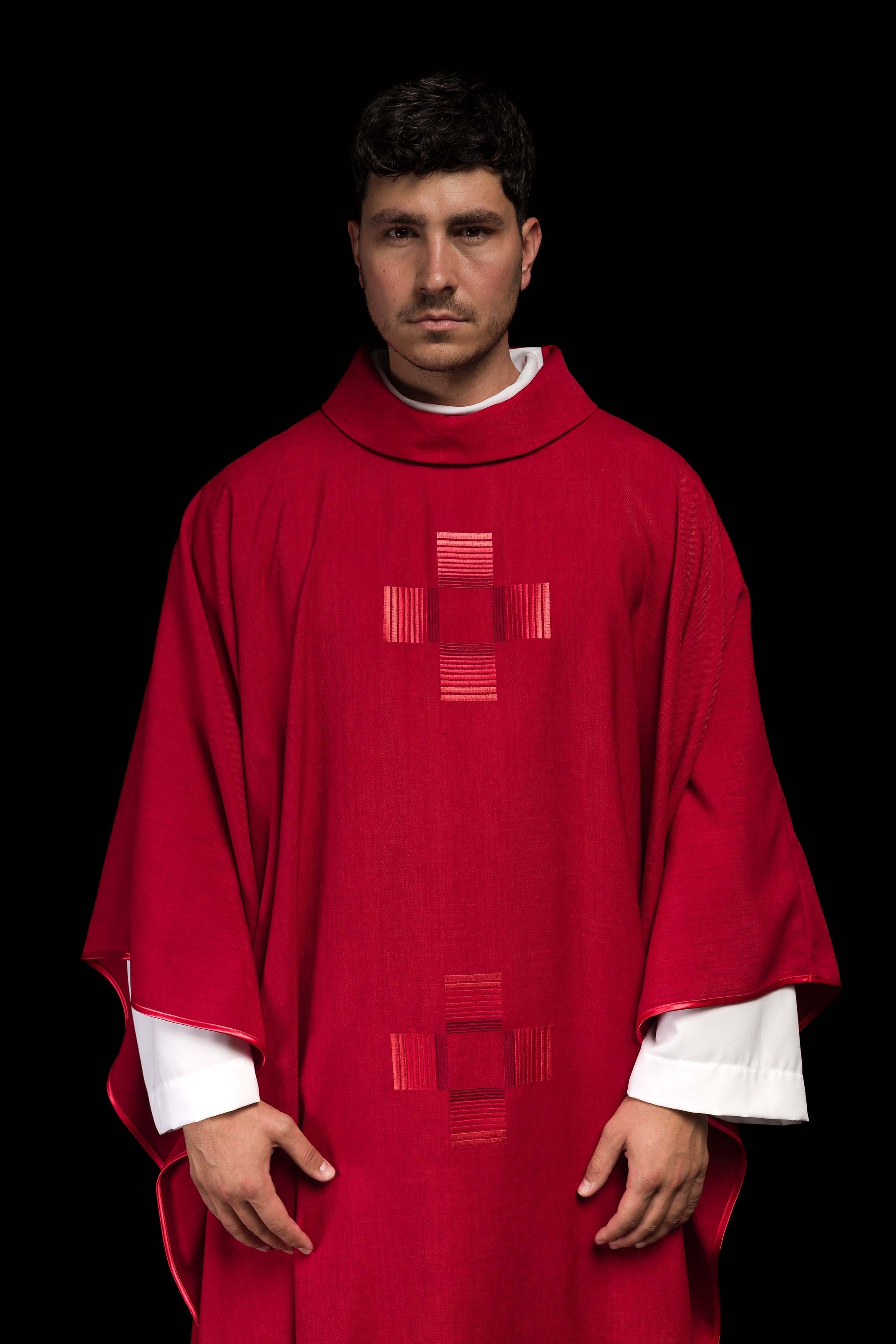 Casulla roja con cruces bordadas