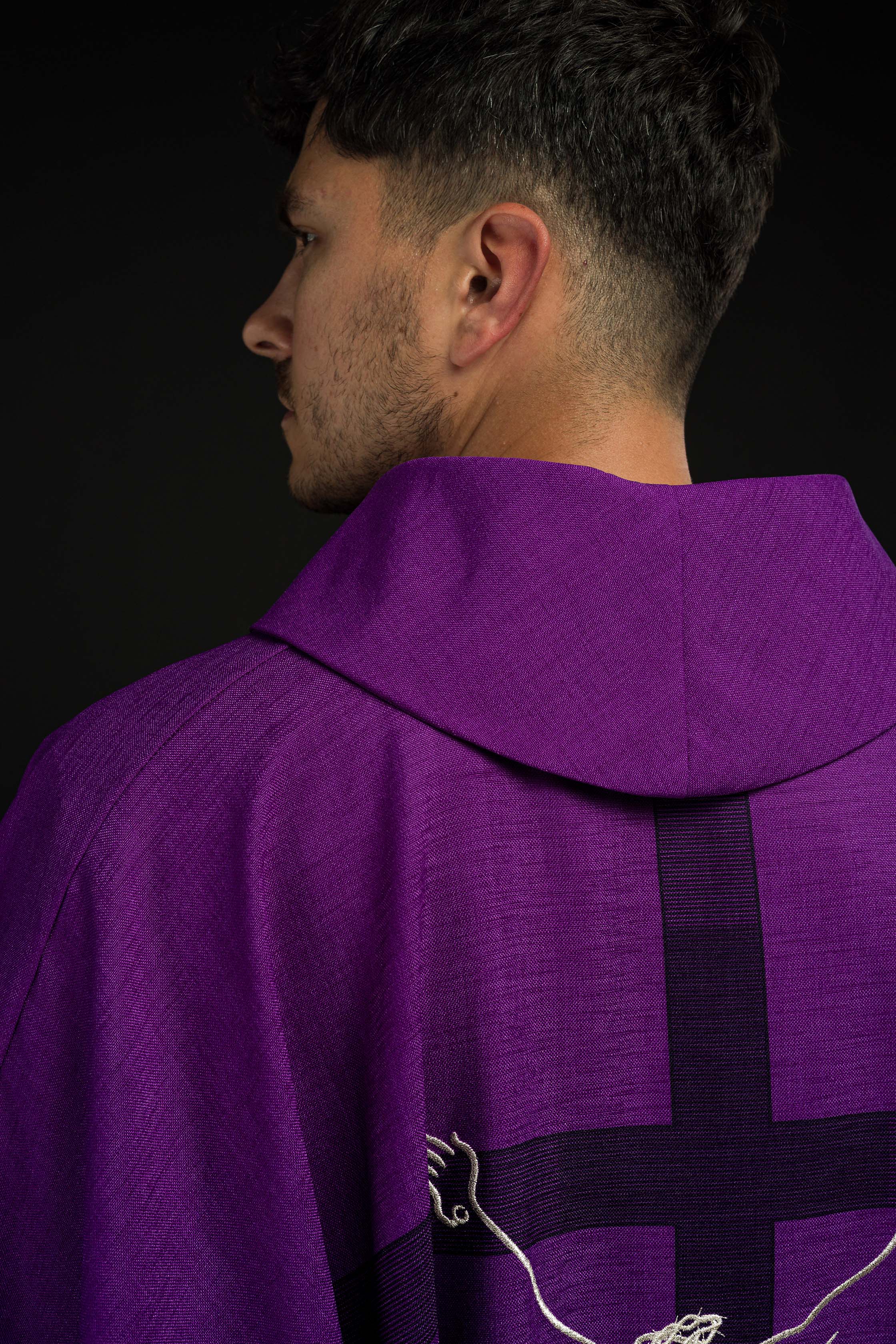 Casulla con motivo de Jesús en la cruz en color morado