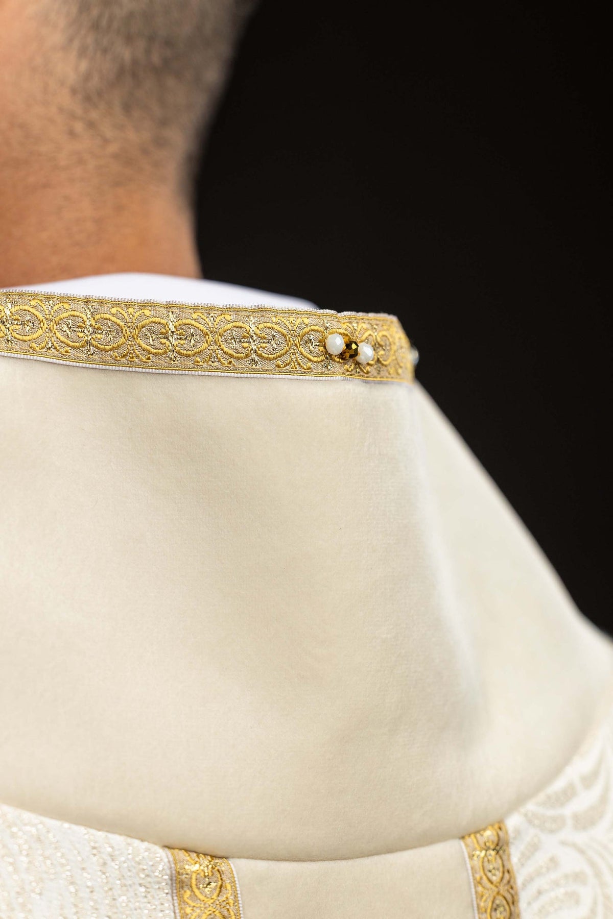 Casulla con cruz bordada y 70 cristales rojos Handmade 7012
