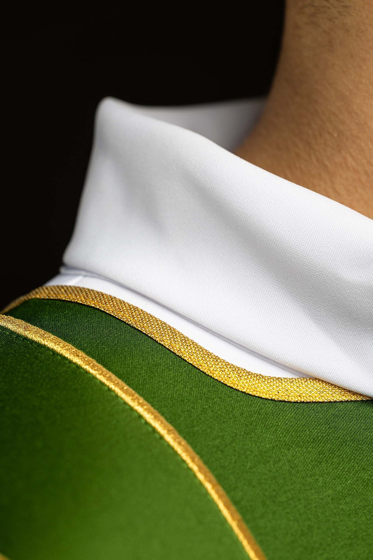 Dalmática verde con bandas y cruces doradas bordadas