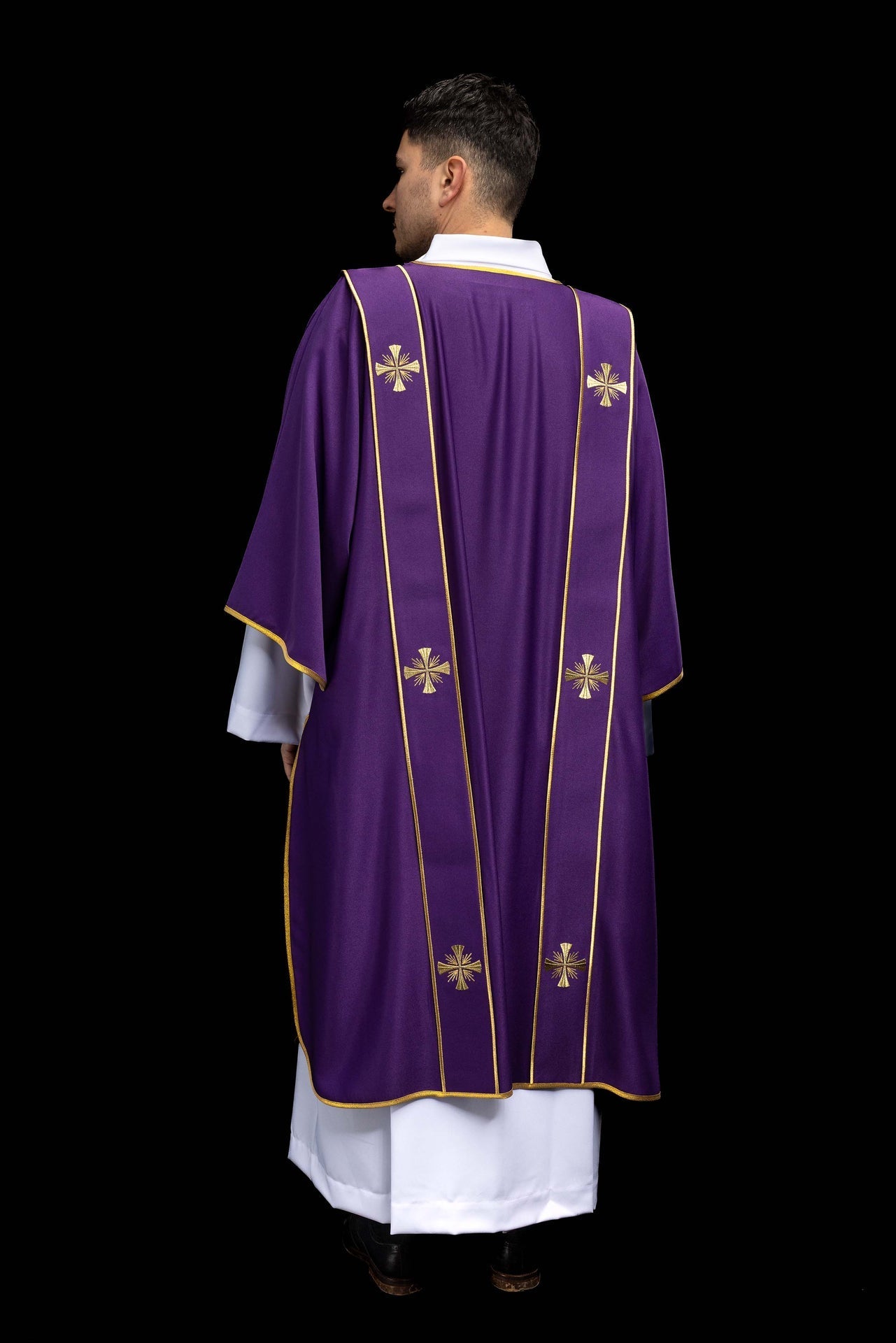 Dalmática morada con bandas y cruces doradas bordadas