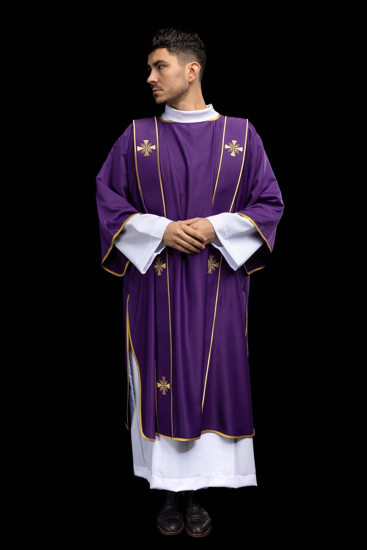 Dalmática morada con bandas y cruces doradas bordadas