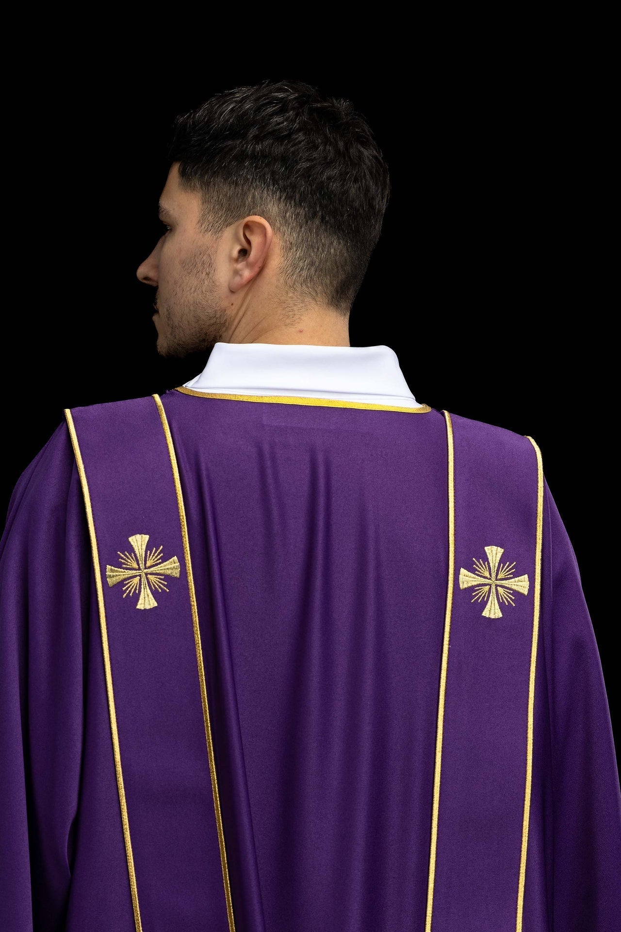 Dalmática morada con bandas y cruces doradas bordadas