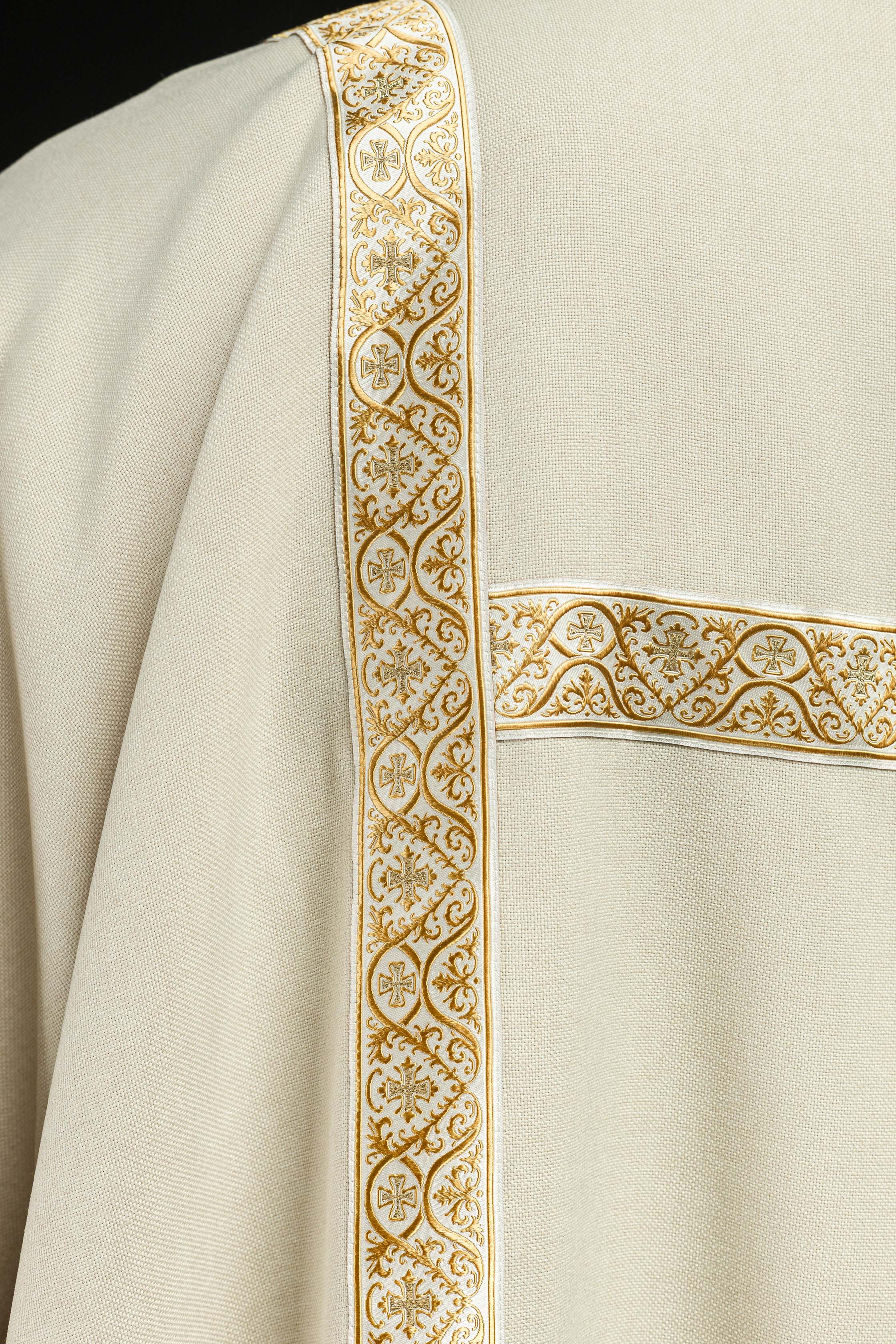 Dalmática ecru decorada con cintas de jacquard doradas