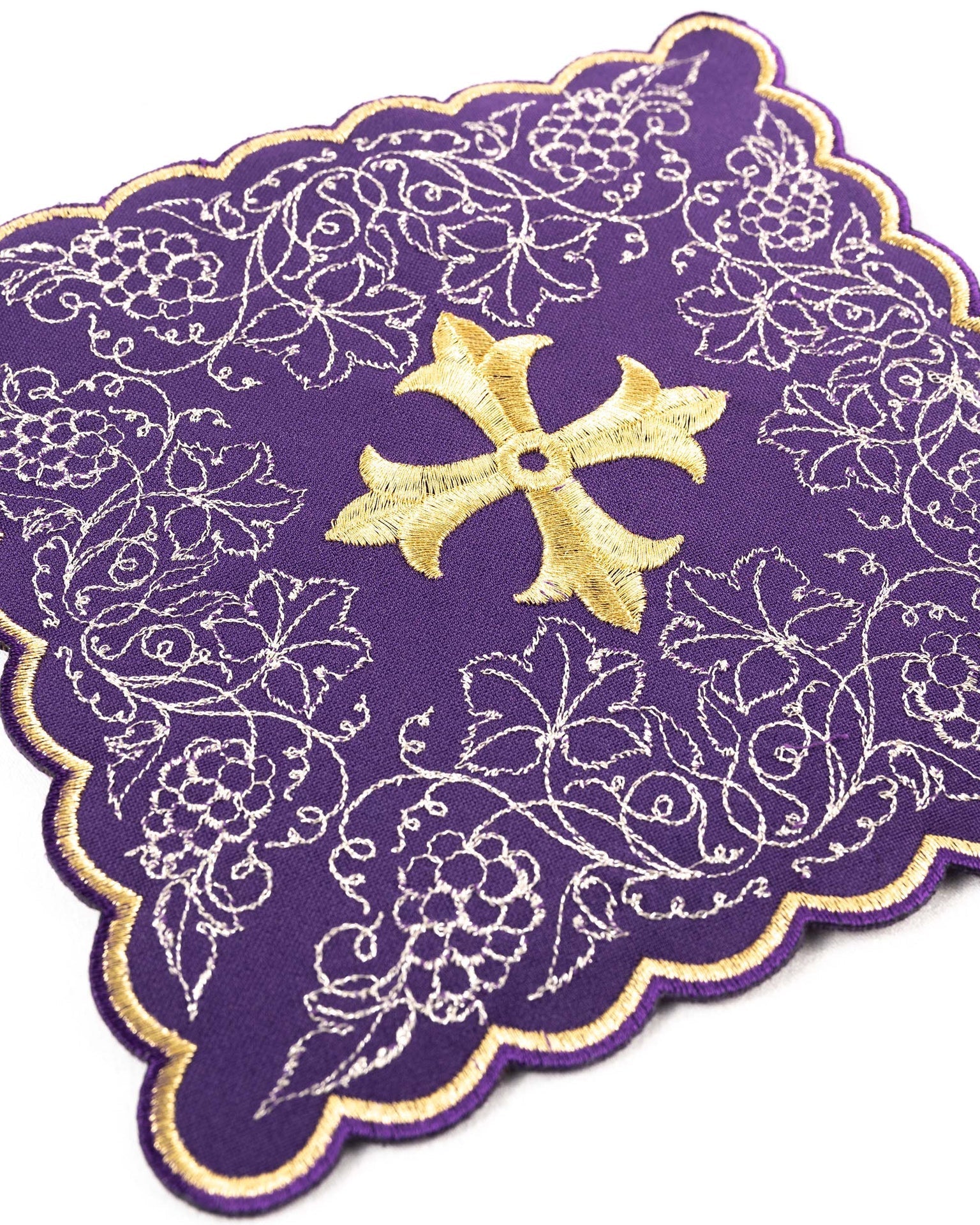 Servicio de altar bordado con motivo de cruz morado