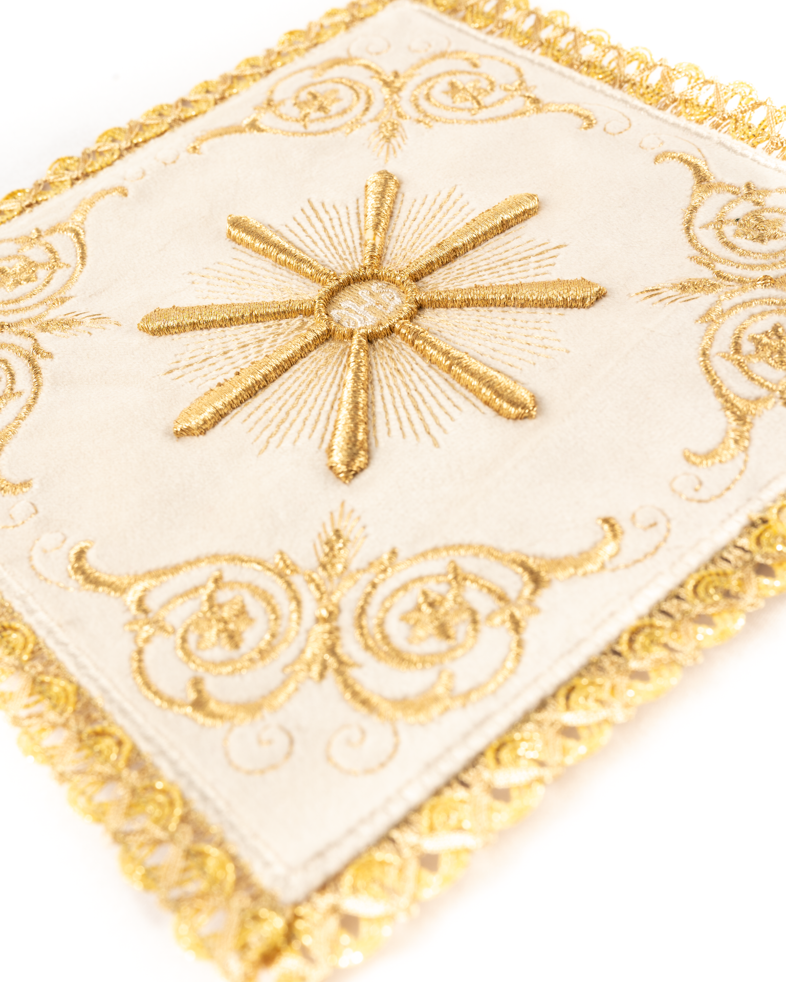 Servicio de altar bordado en terciopelo color ecru