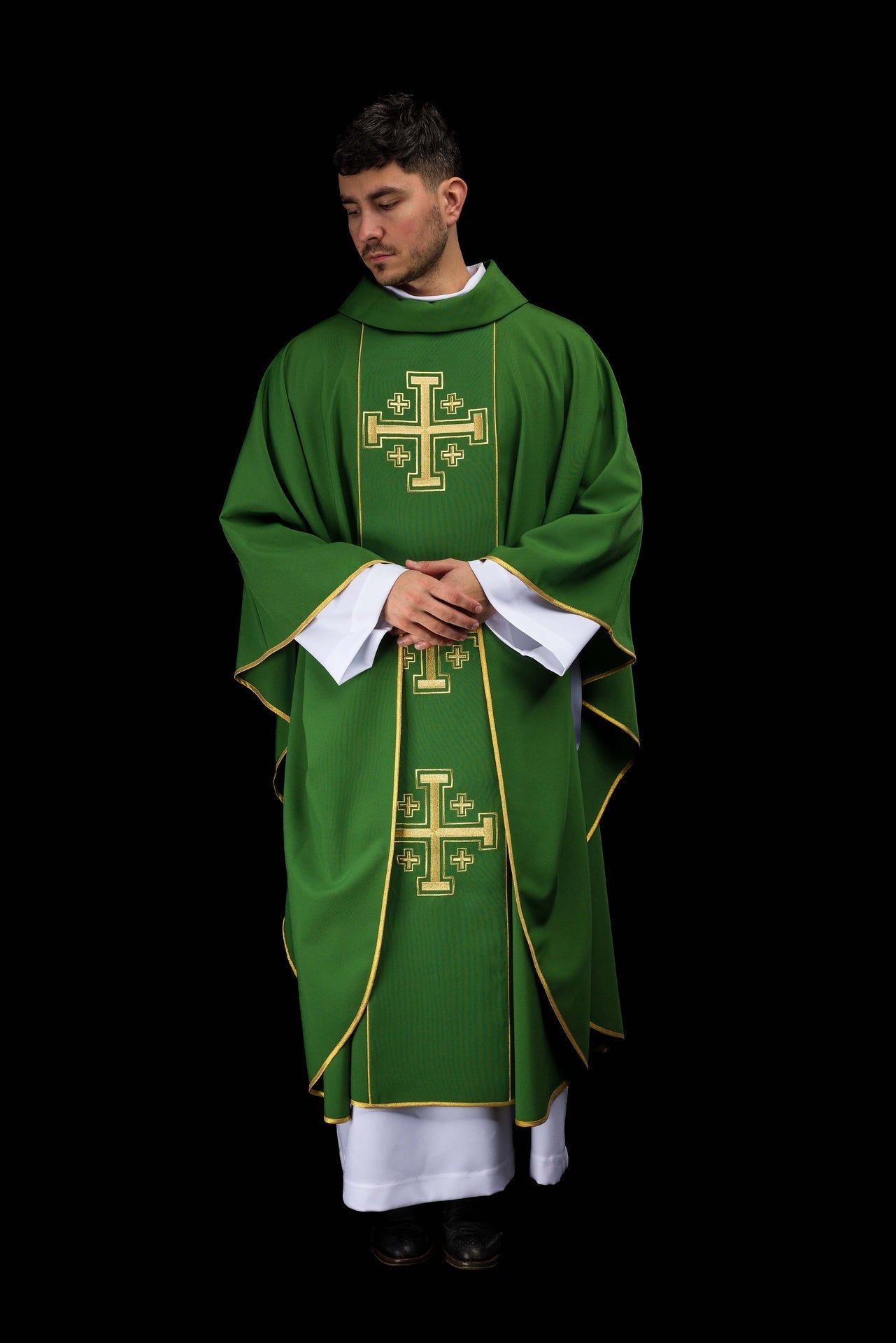 Casulla bordada de color verde con banda y cruces de Jerusalén