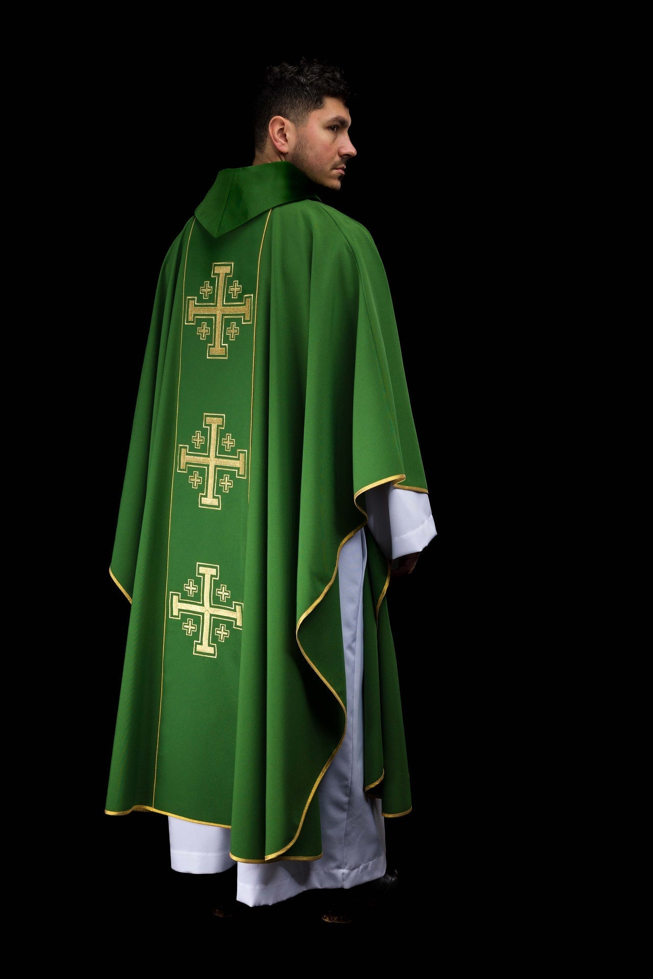 Casulla bordada de color verde con banda y cruces de Jerusalén