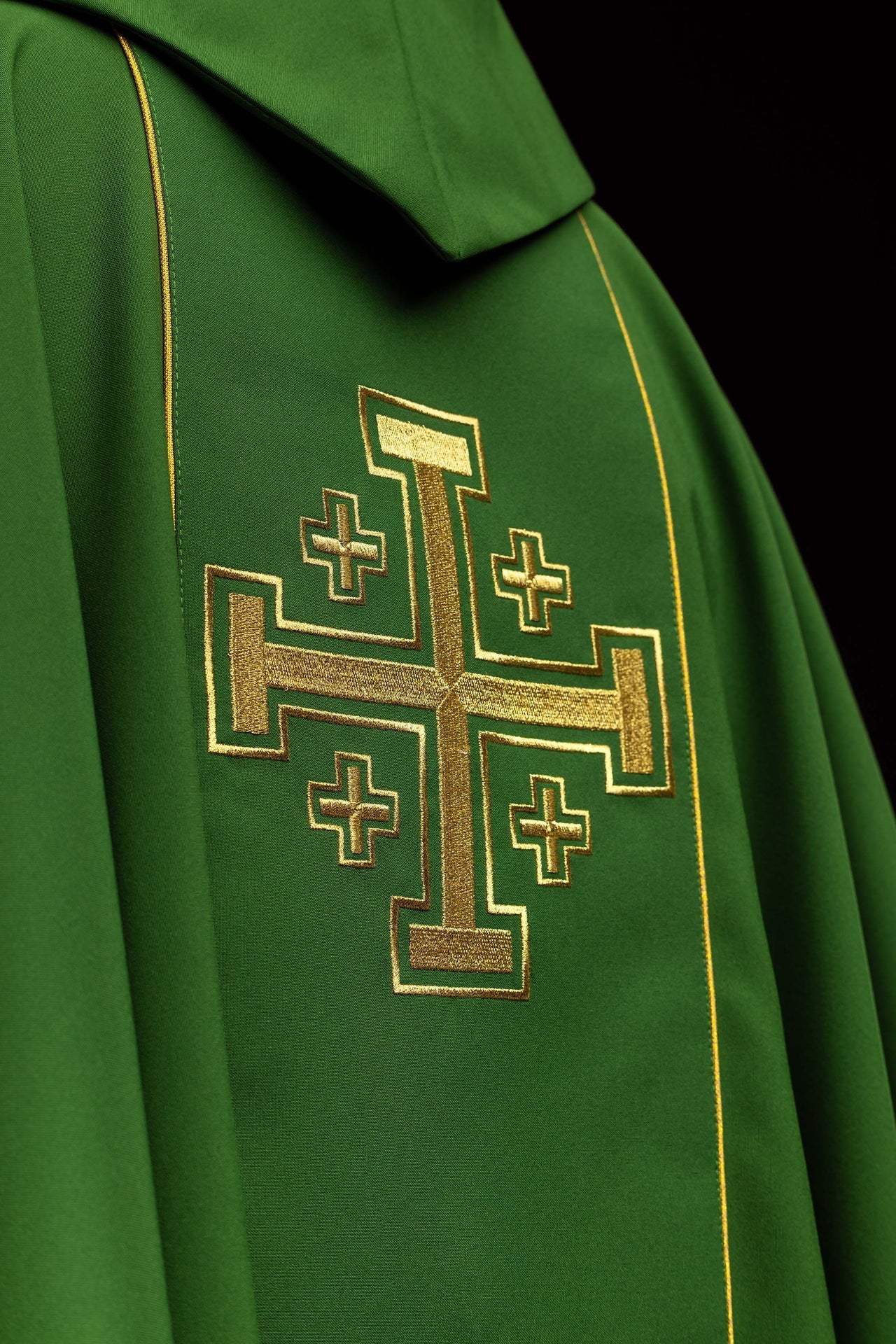 Casulla bordada de color verde con banda y cruces de Jerusalén