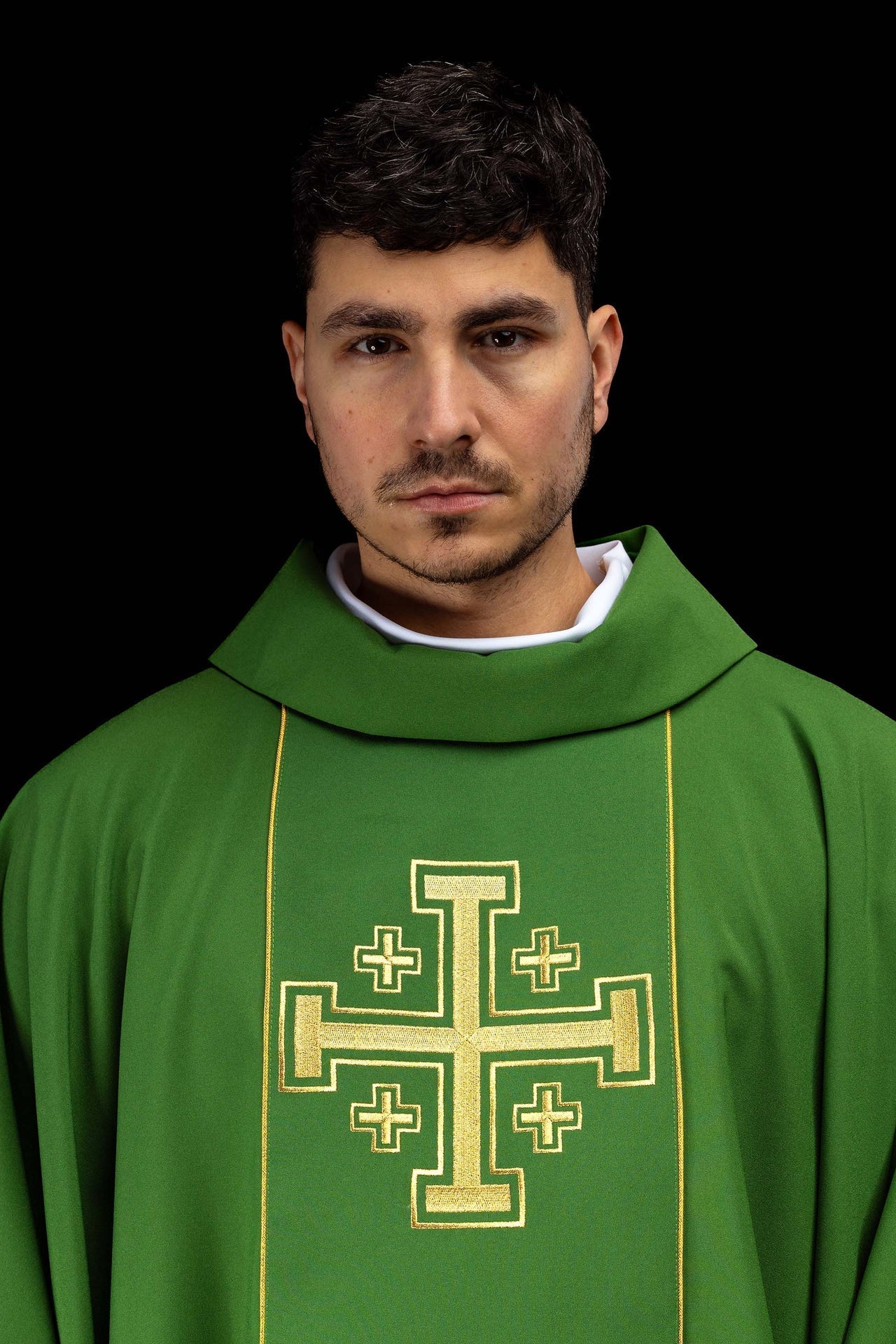 Casulla bordada de color verde con banda y cruces de Jerusalén