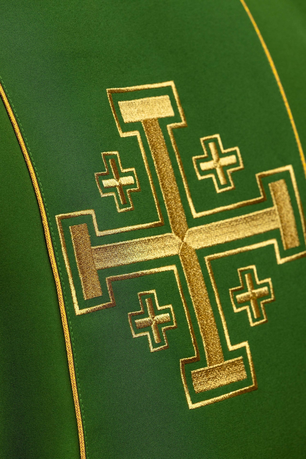 Casulla bordada de color verde con banda y cruces de Jerusalén