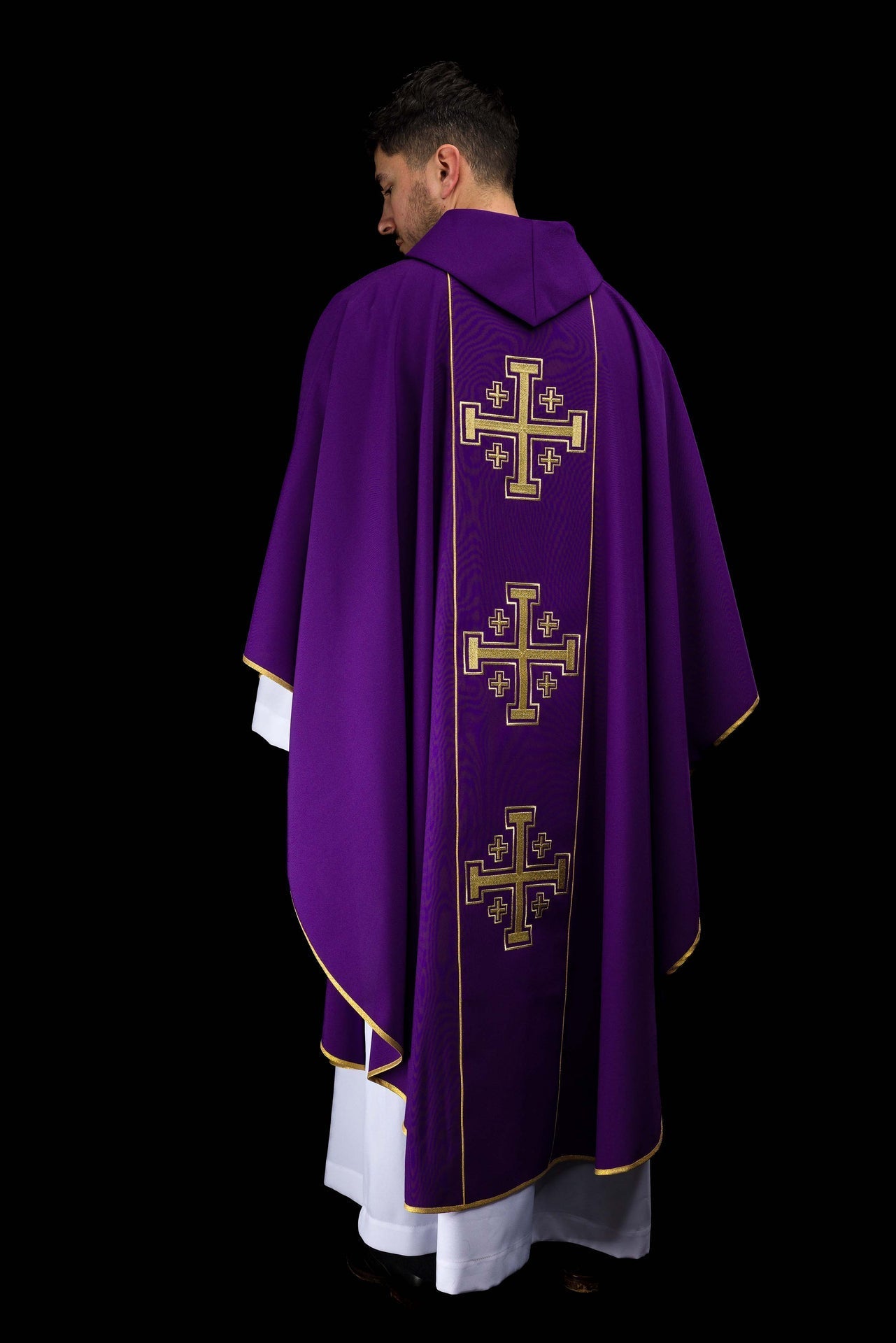 Casulla bordada de color morado con banda y cruces de Jerusalén