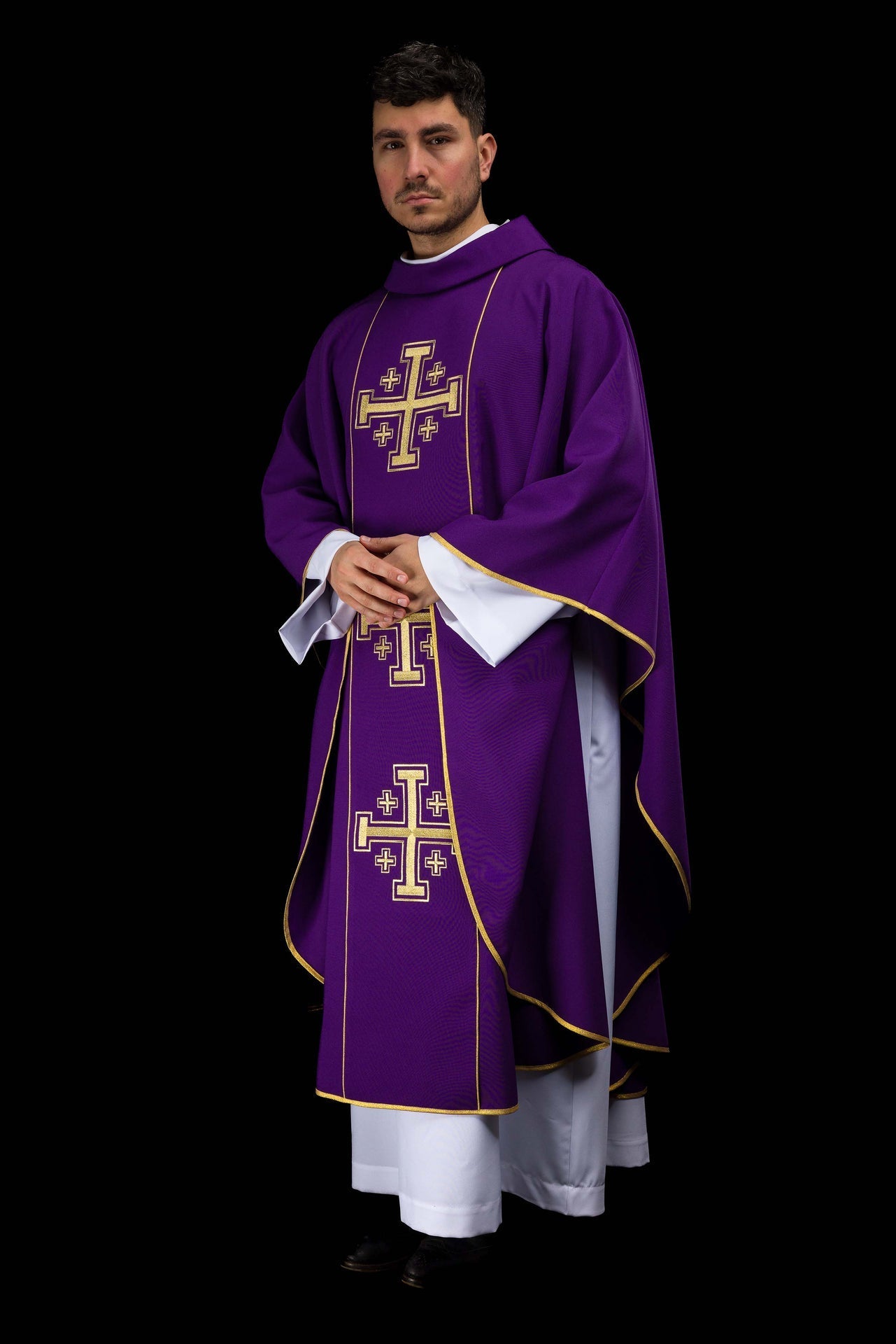 Casulla bordada de color morado con banda y cruces de Jerusalén