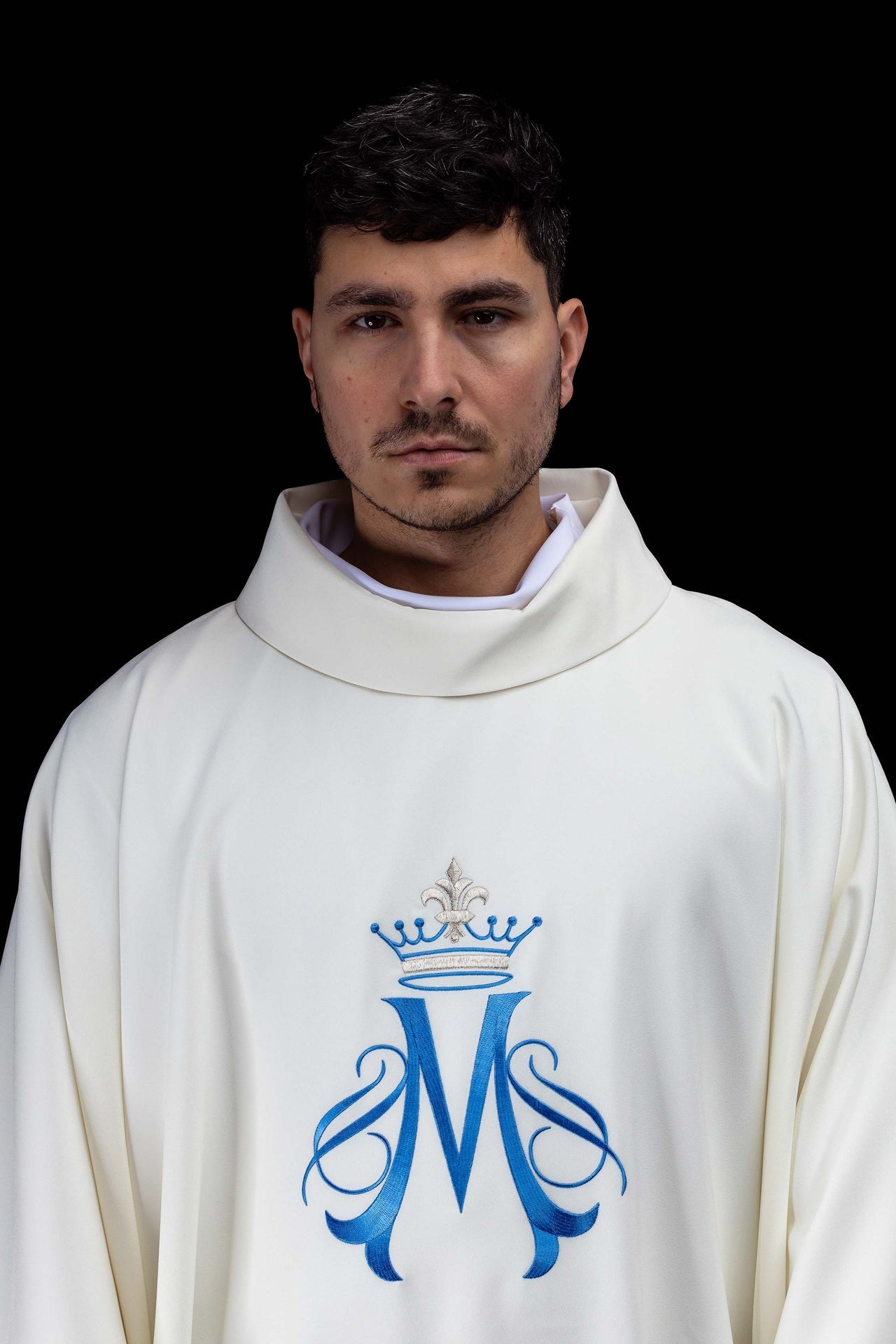 Casulla bordada con motivo mariano en color ecru