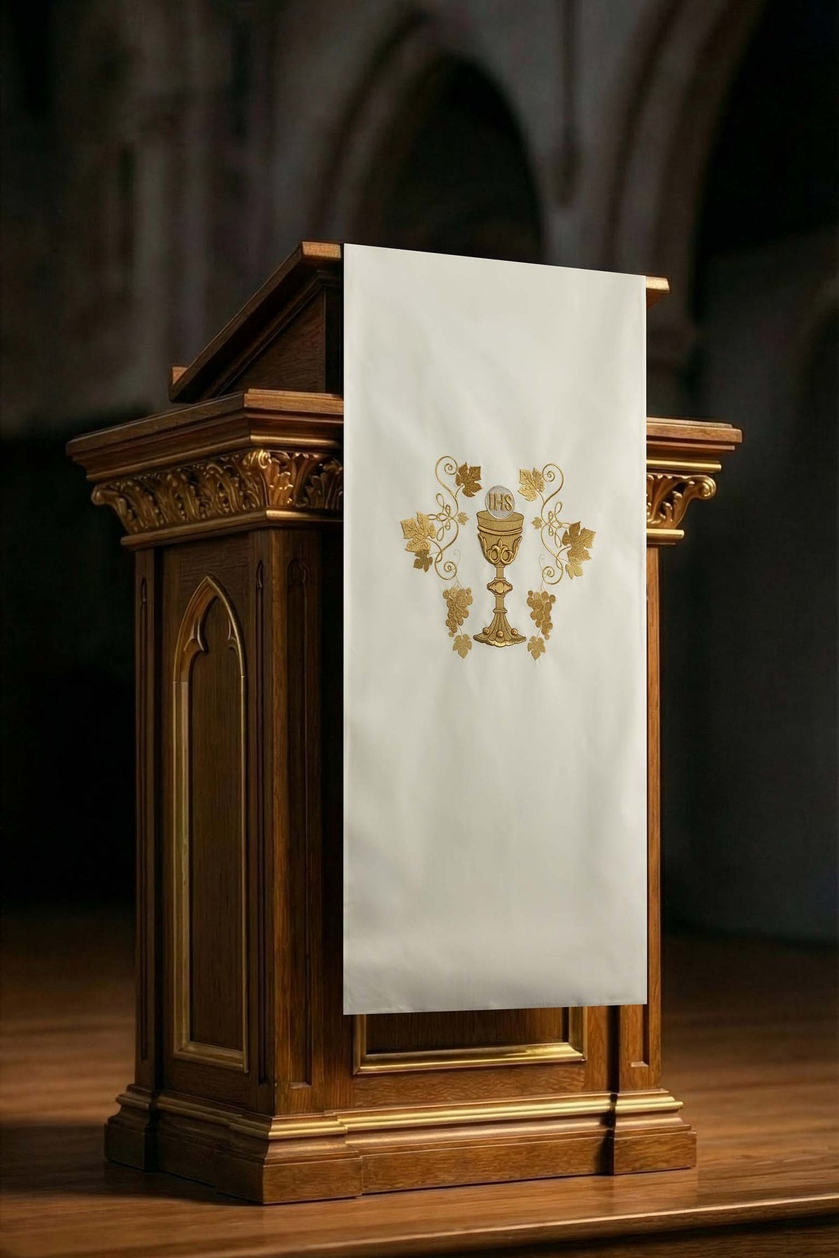Cubre ambón beige con motivo bordado de cáliz