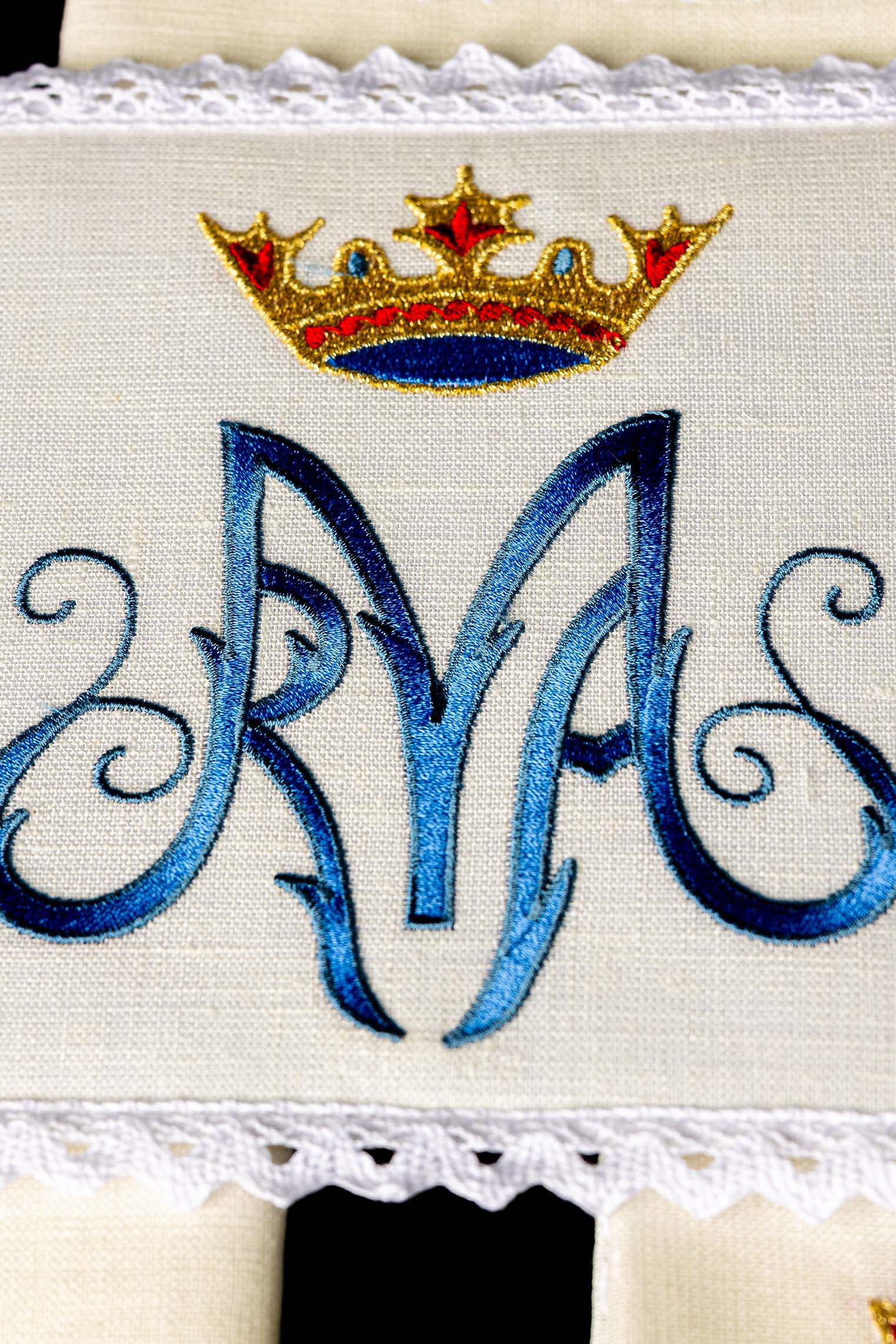 Servicio de altar lino con bordado Mariano