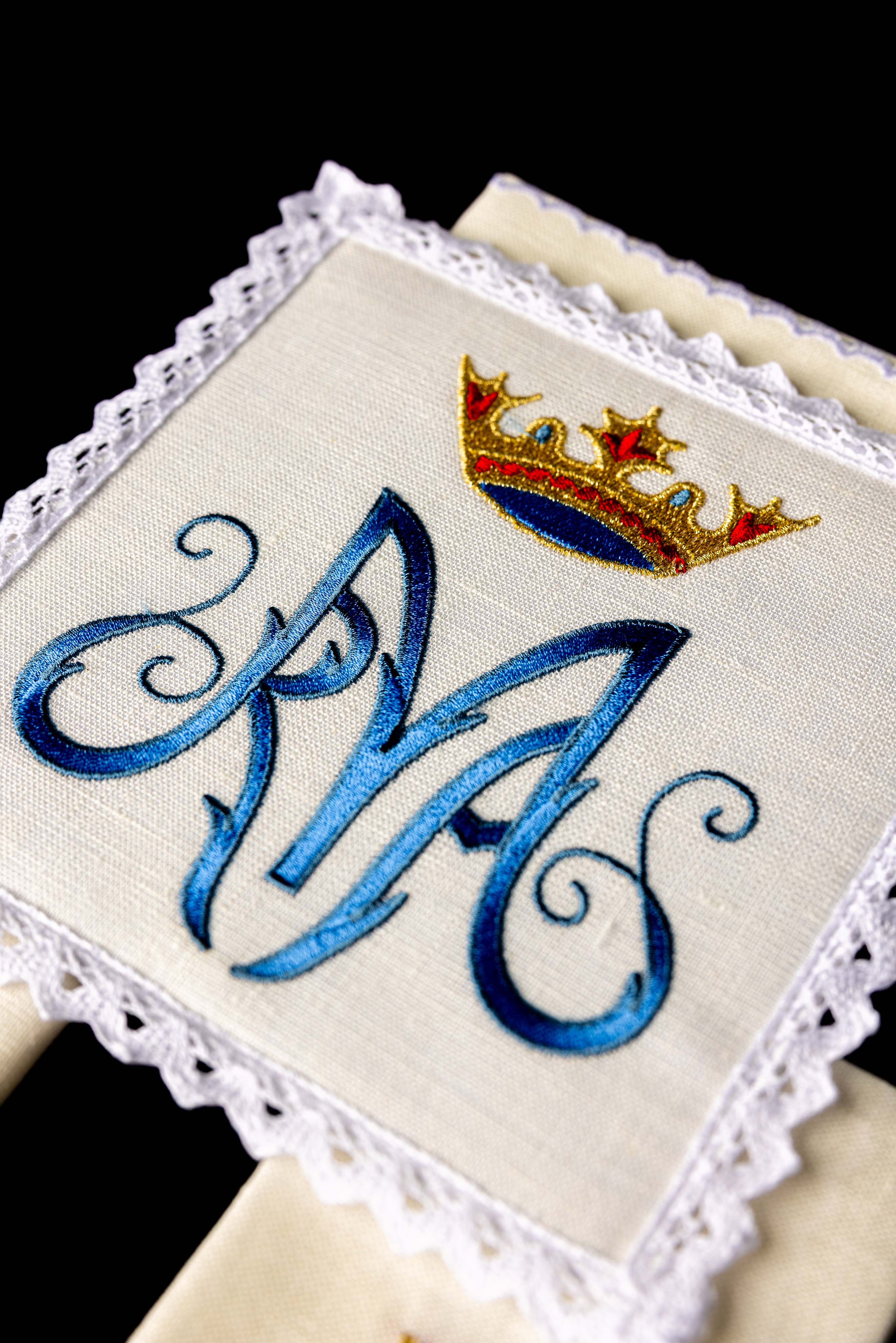 Servicio de altar lino con bordado Mariano