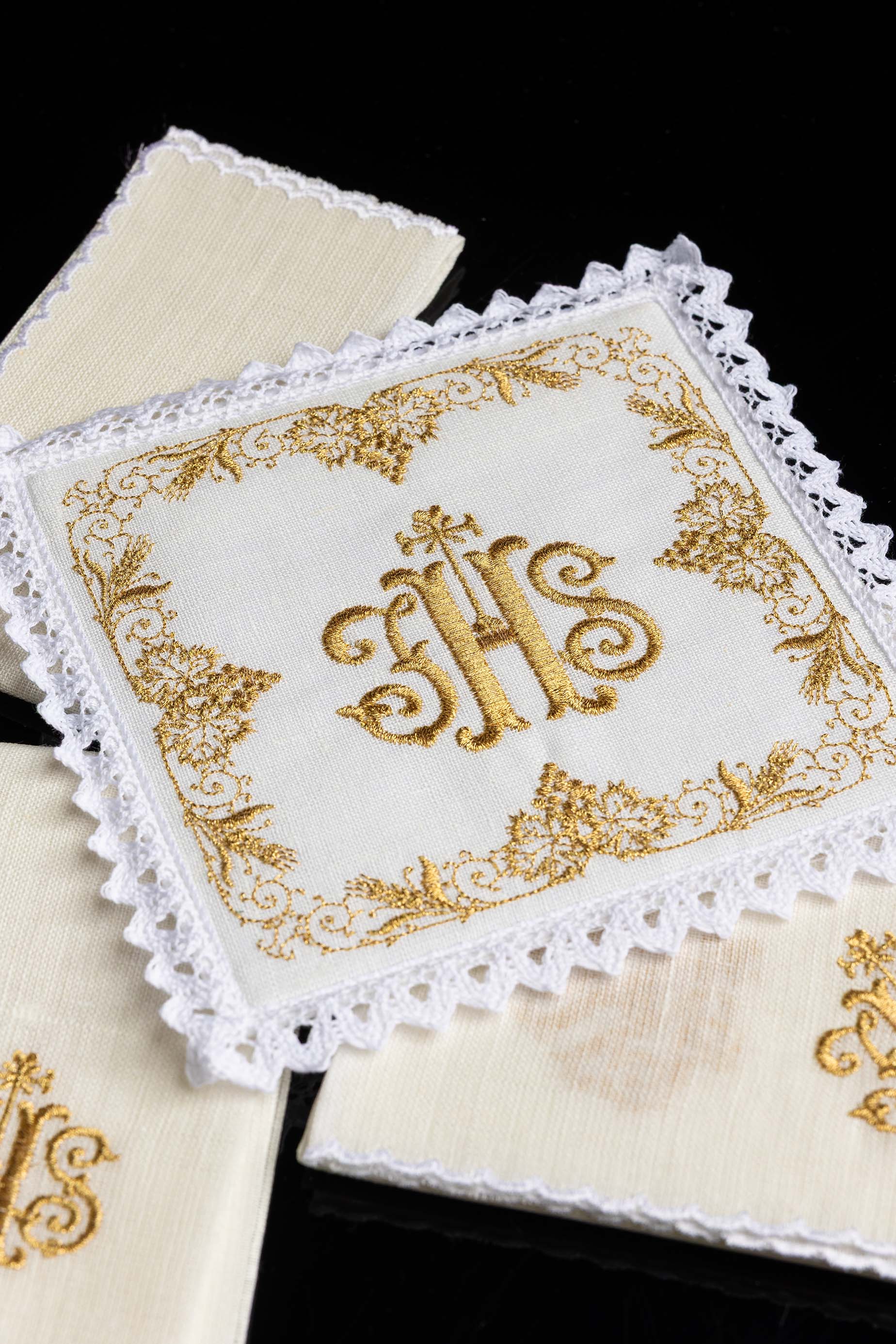 Servicio de altar lino ricamente bordado con IHS