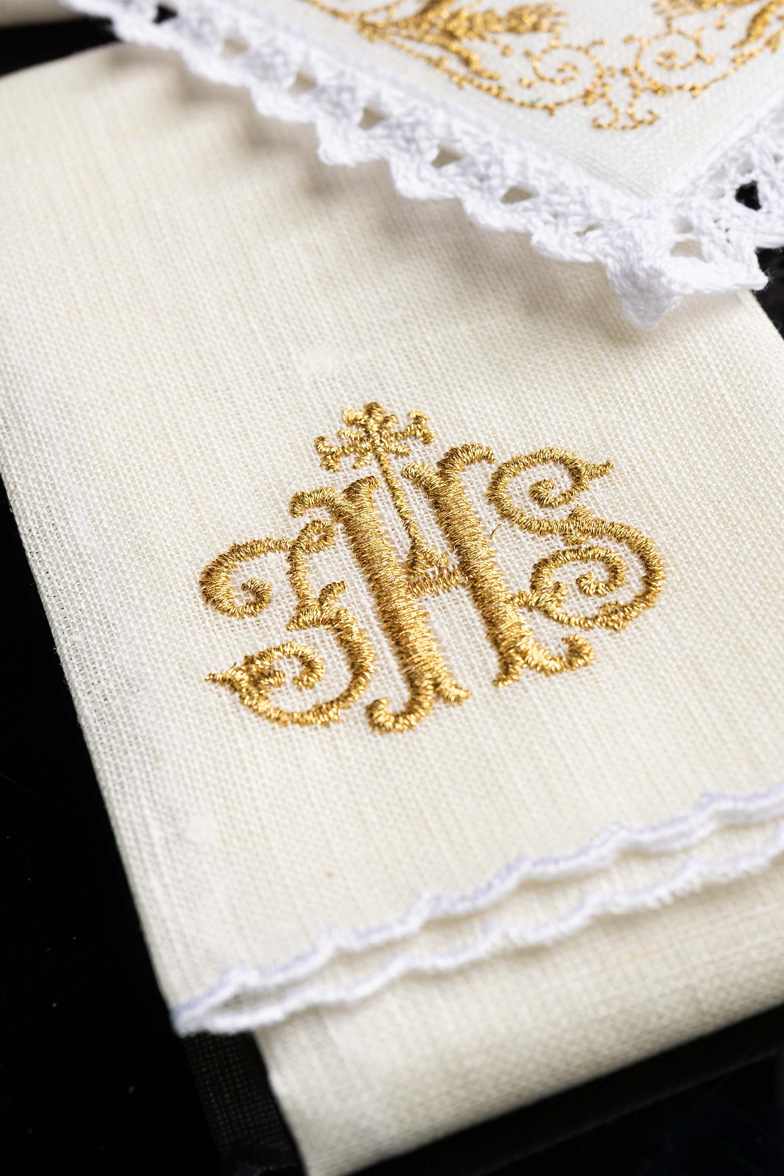 Servicio de altar lino ricamente bordado con IHS