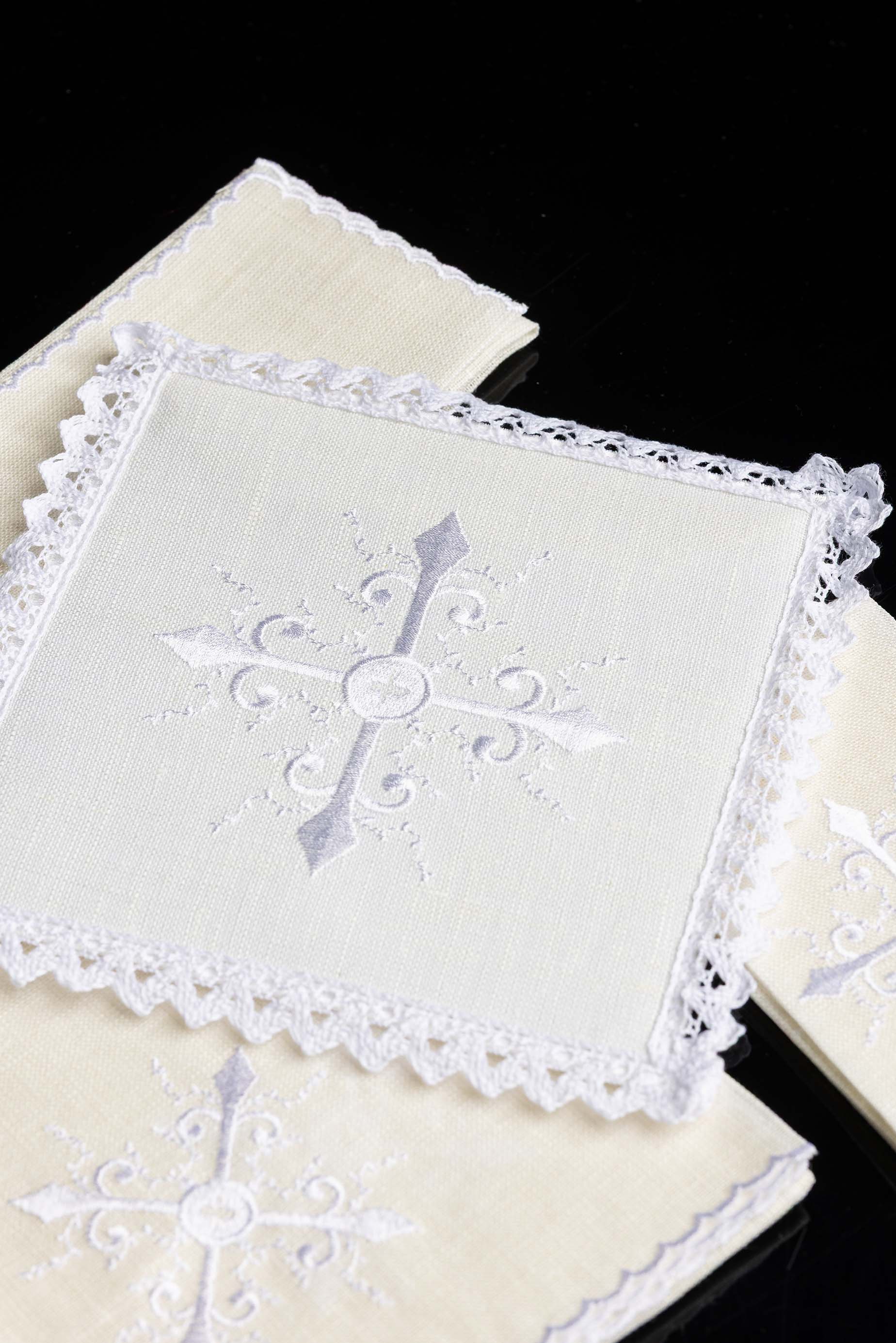 Servicio de altar lino con sencillo bordado Cruz