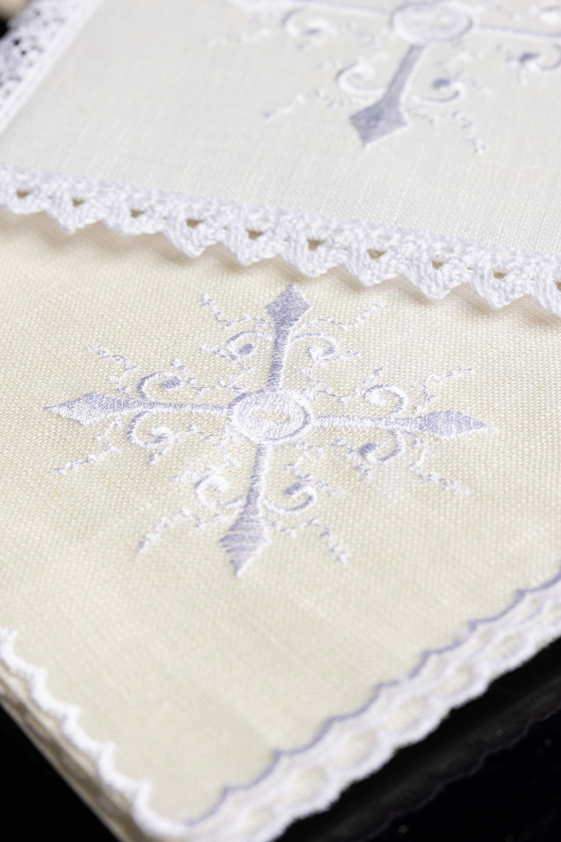 Servicio de altar lino con sencillo bordado Cruz