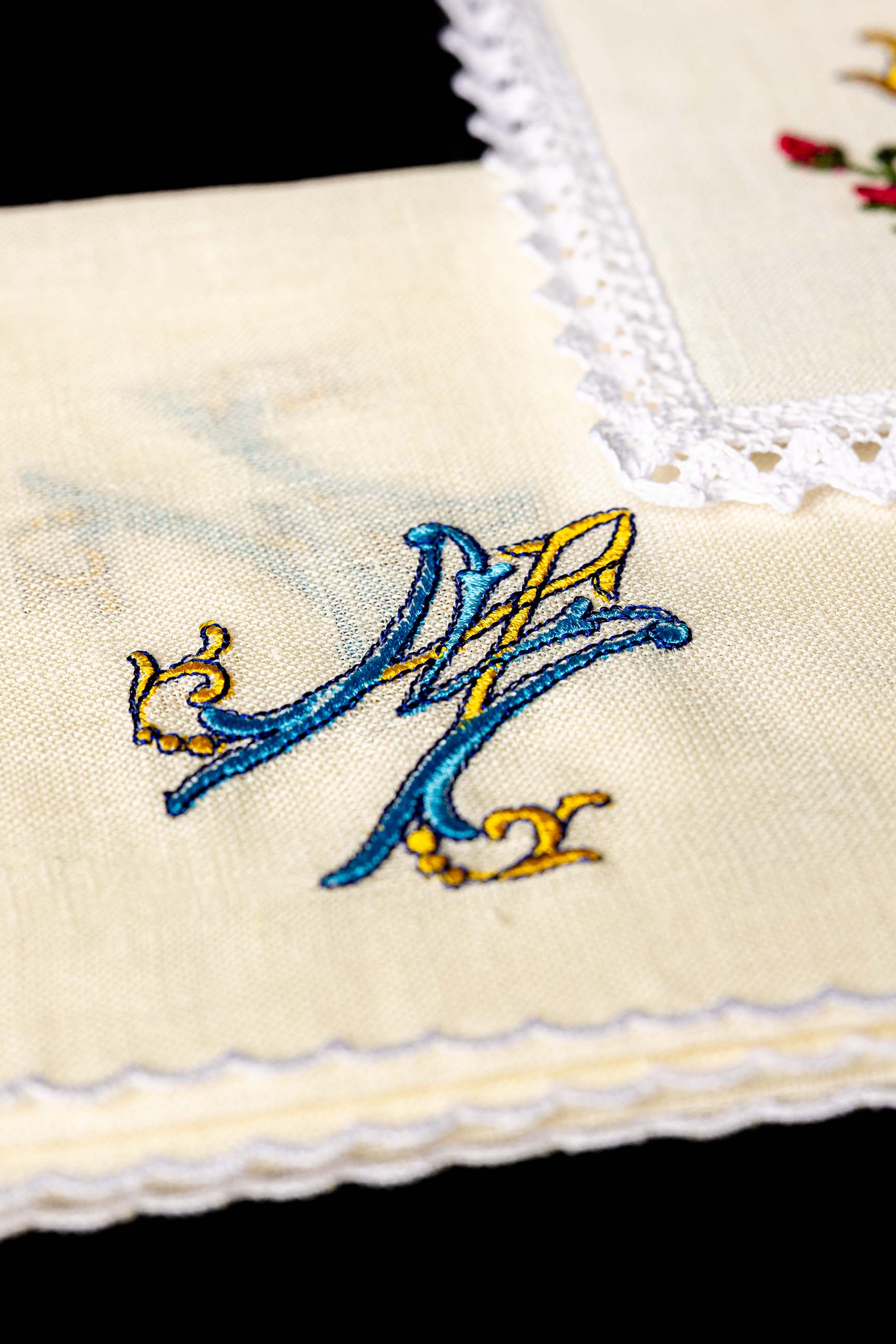 Servicio de altar lino con bordado Mariano colorido