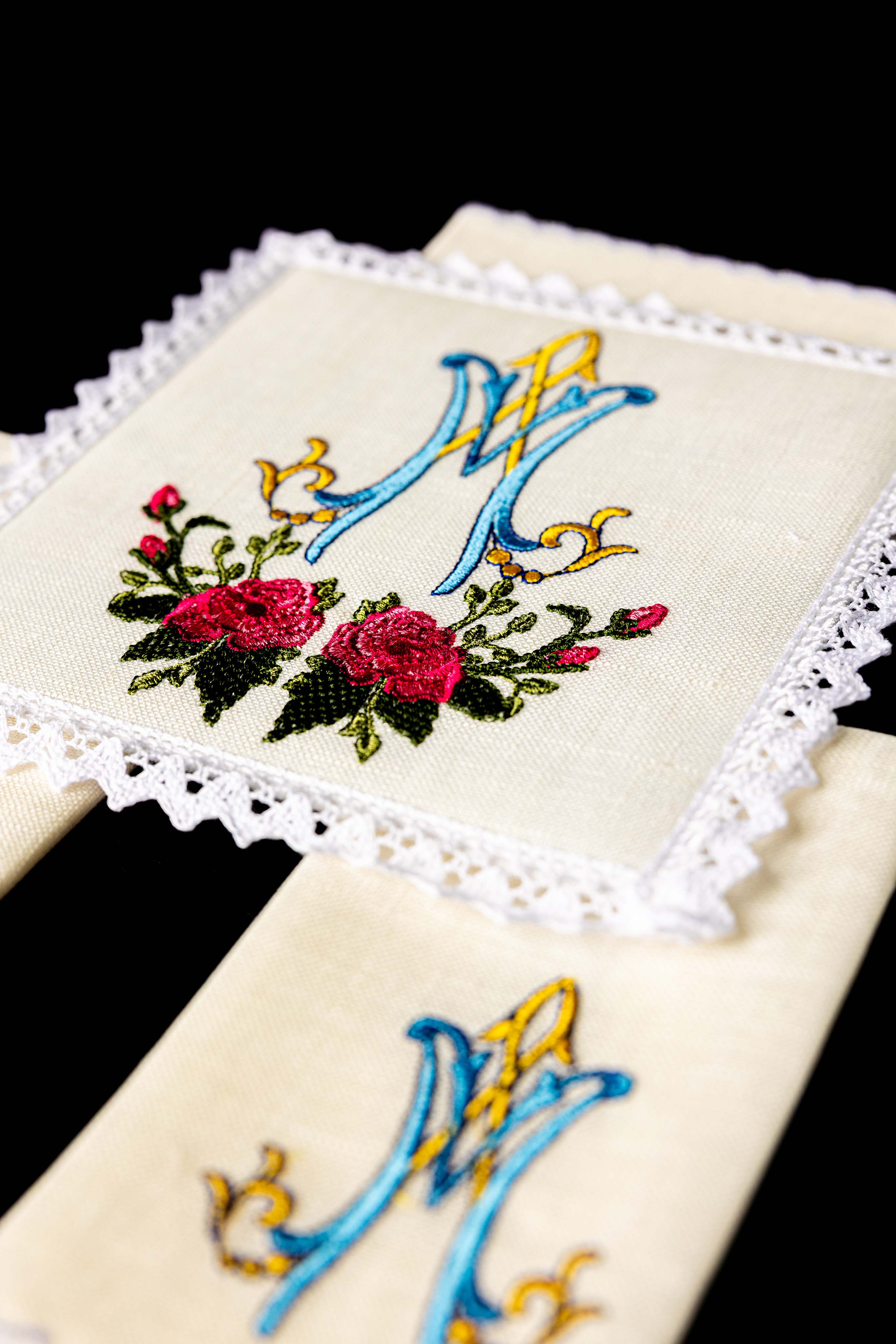 Servicio de altar lino con bordado Mariano colorido