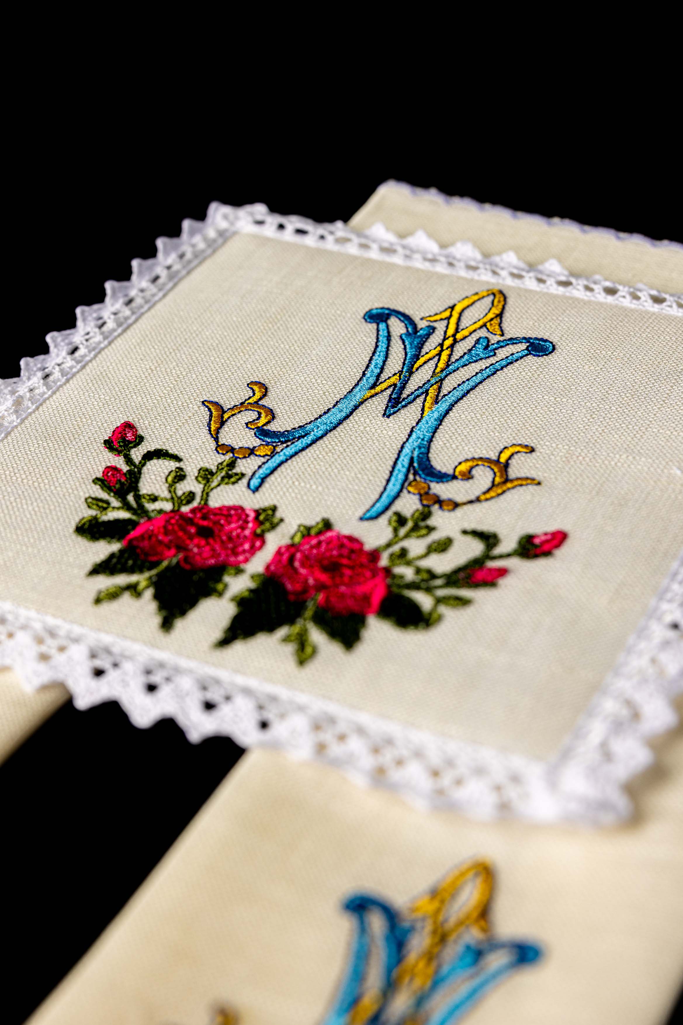 Servicio de altar lino con bordado Mariano colorido