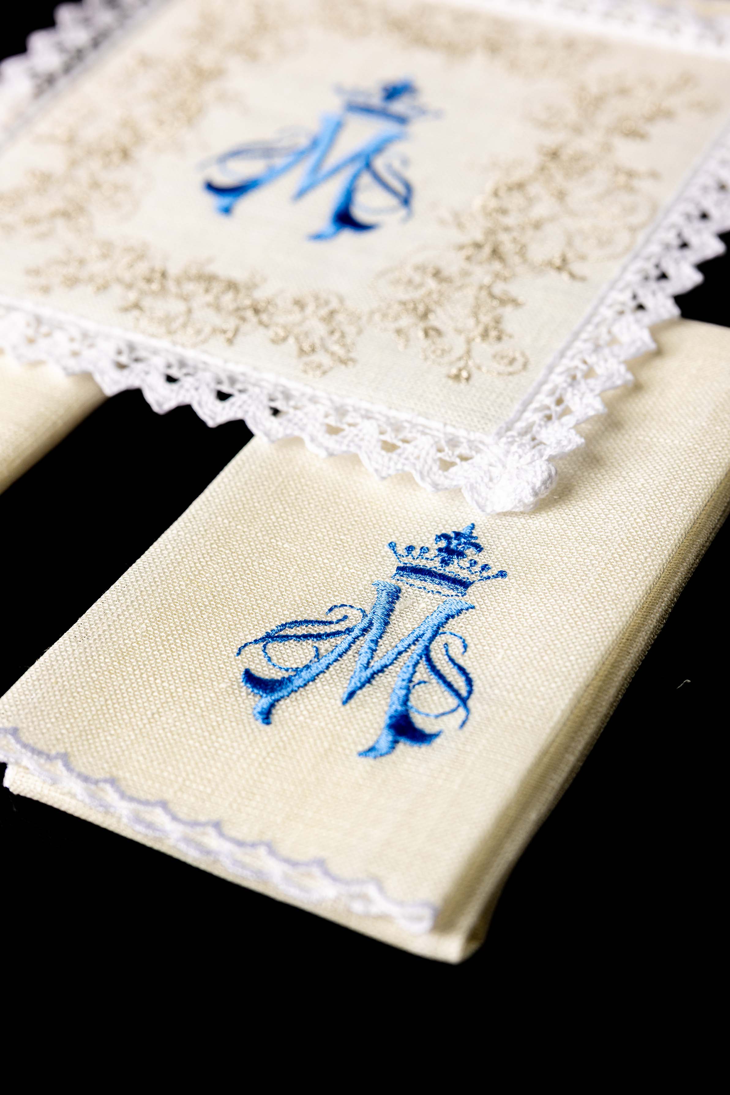 Juego de altar lino con bordado Mariano