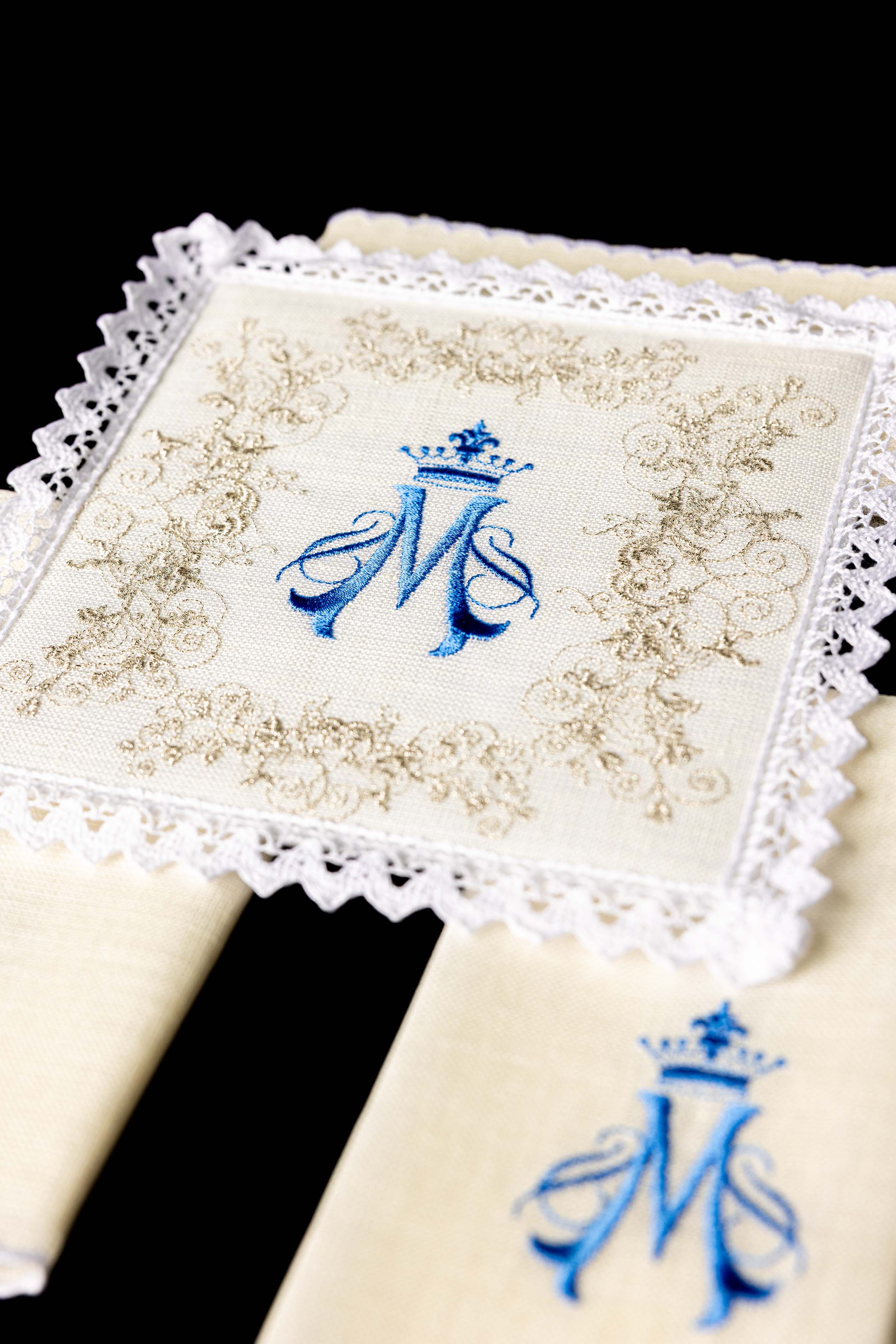 Juego de altar lino con bordado Mariano