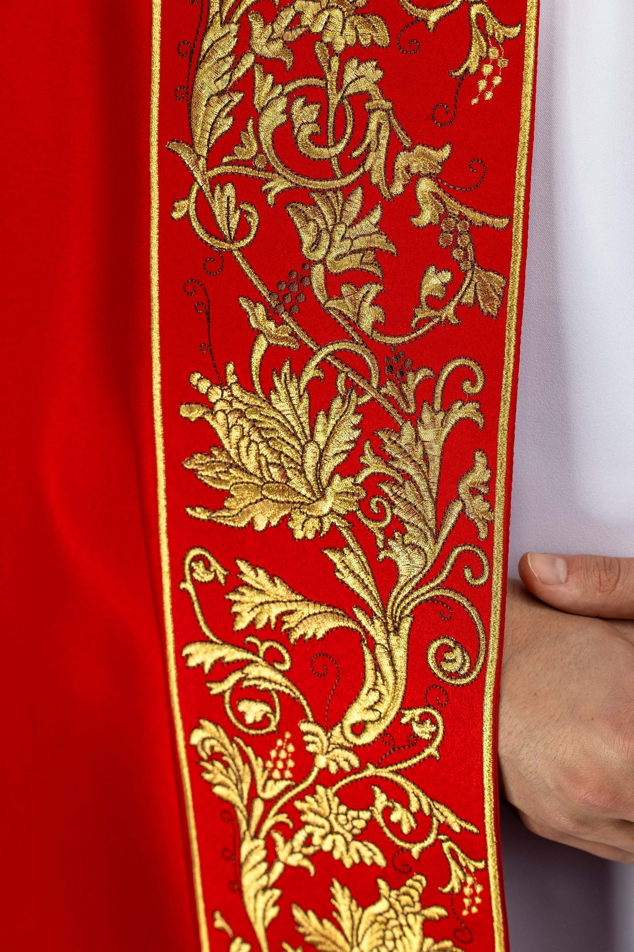 Capa pluvial litúrgica roja bordada con cáliz