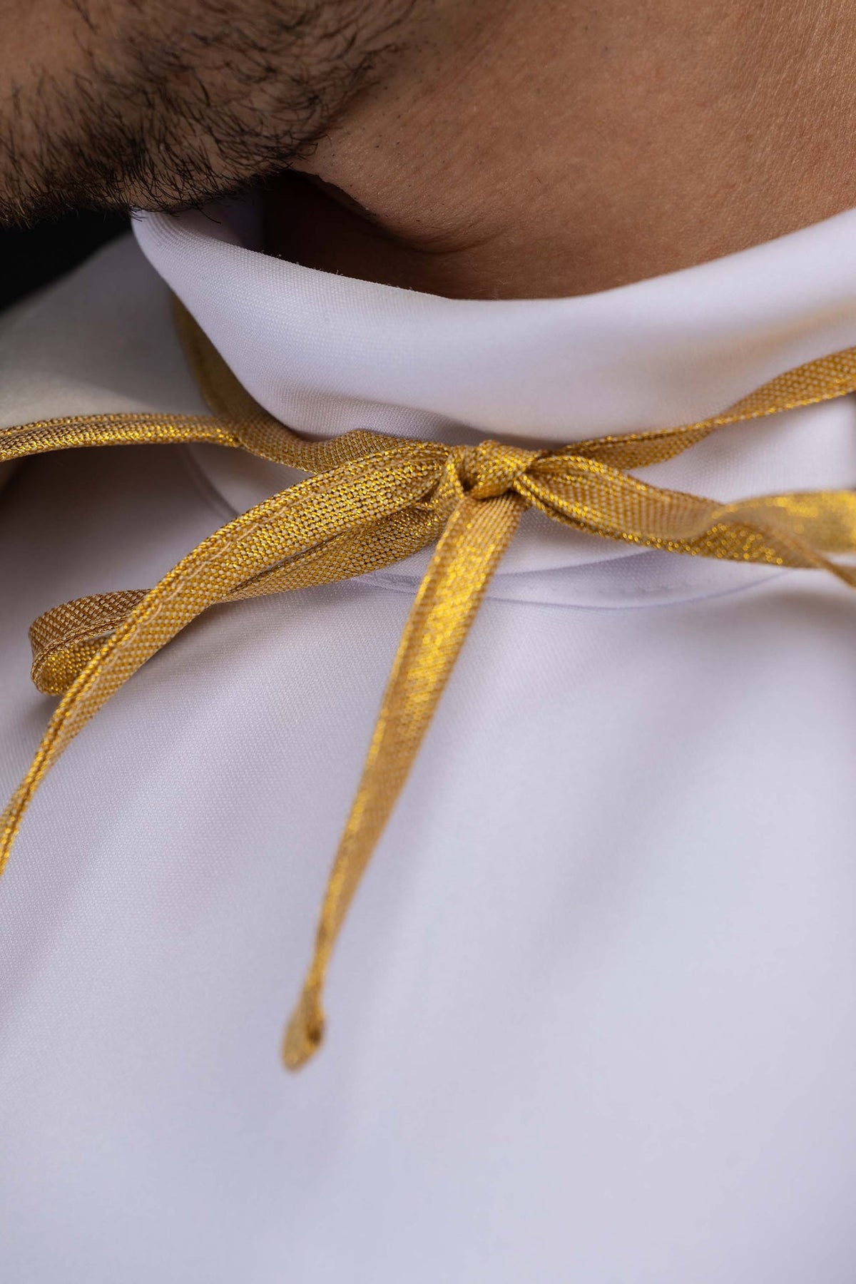 Capa para monaguillo beige de terciopelo con ribete dorado