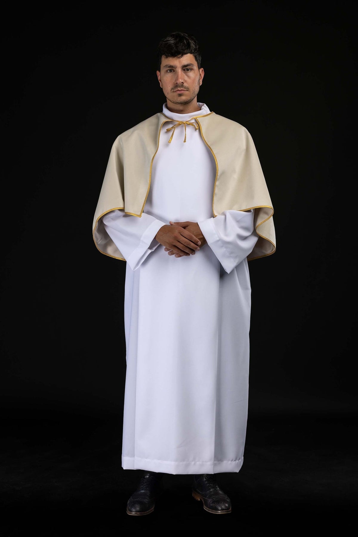 Capa para monaguillo beige de terciopelo con ribete dorado
