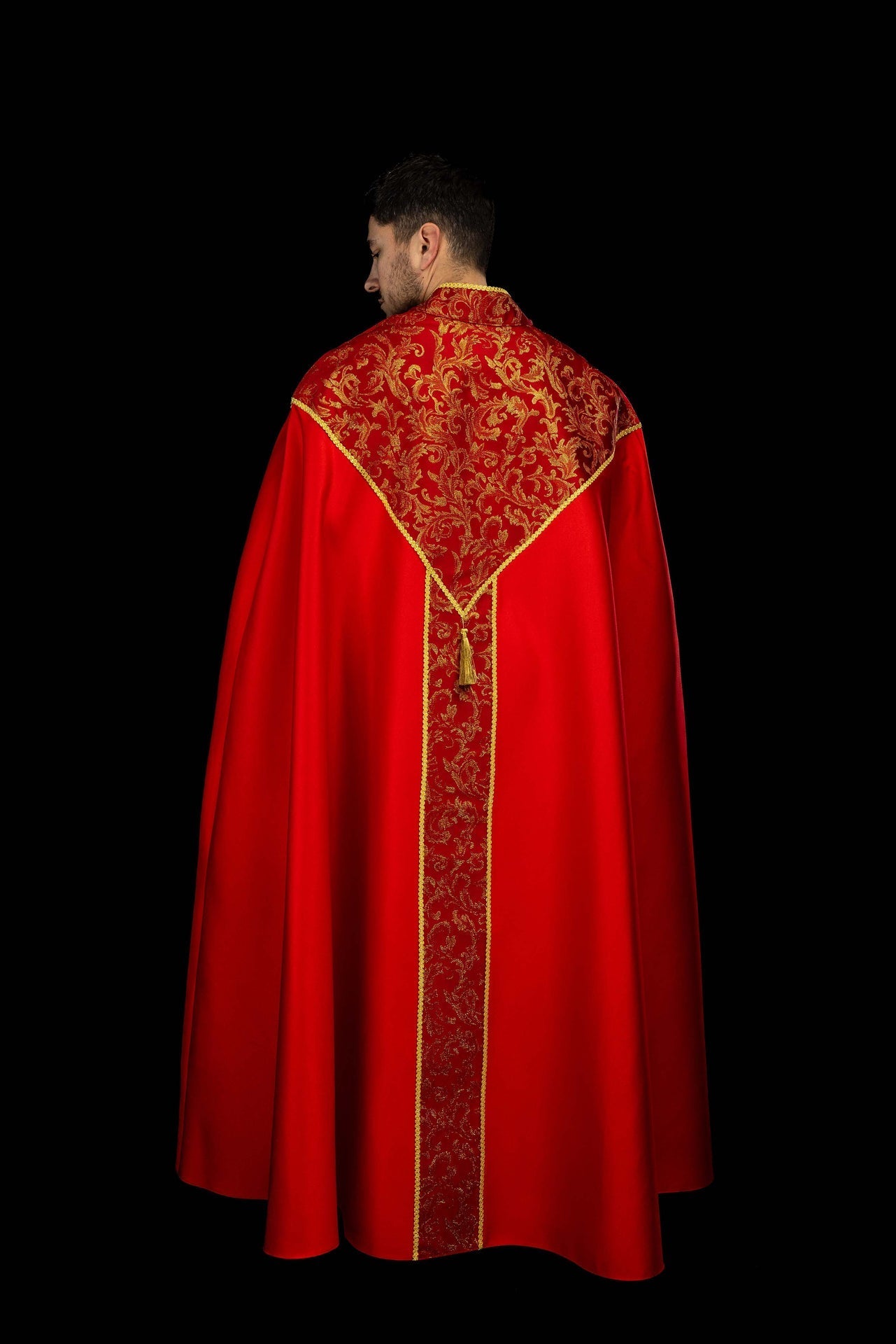 Capa pluvial bordada adornada con tejido jacquard rojo