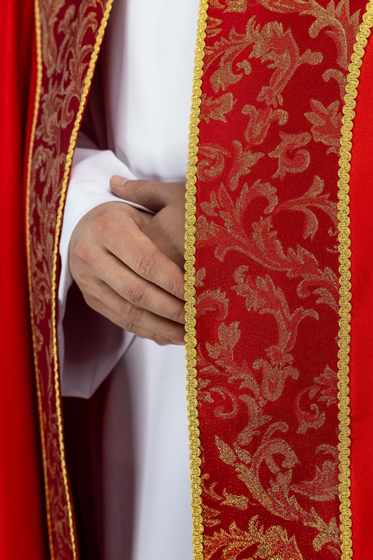 Capa pluvial bordada adornada con tejido jacquard rojo