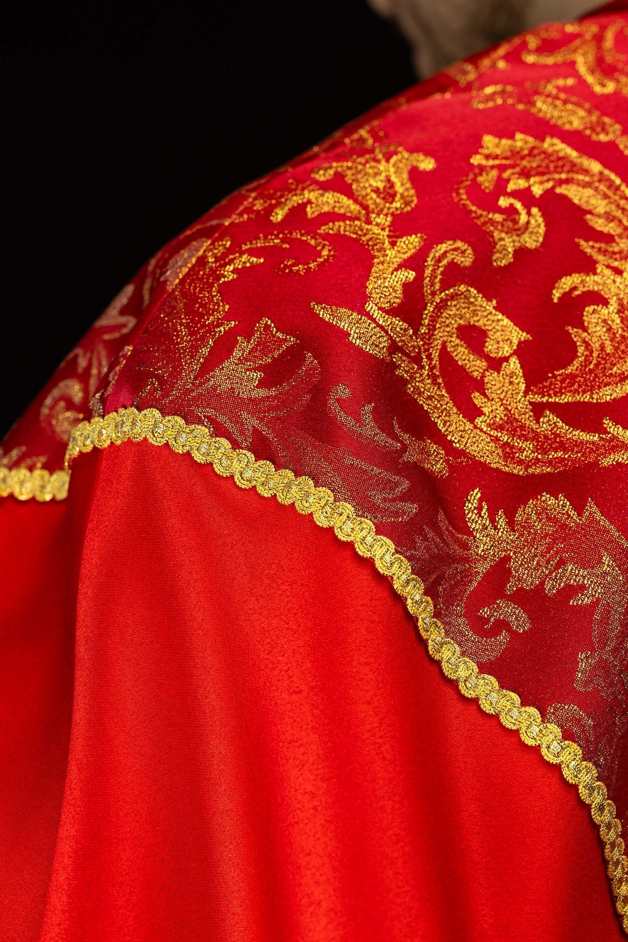 Capa pluvial bordada adornada con tejido jacquard rojo