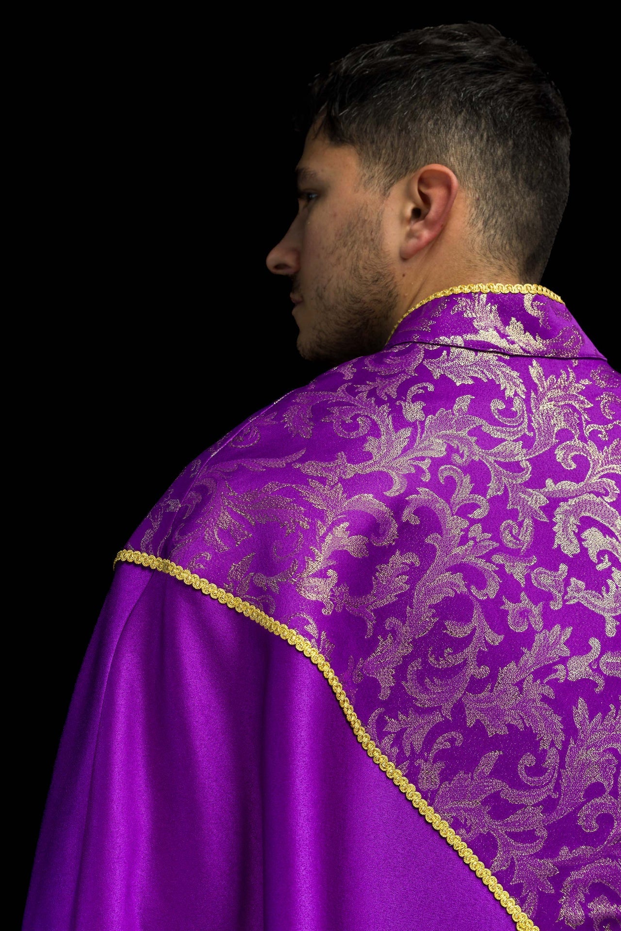 Capa bordada decorada con tejido jacquard morado