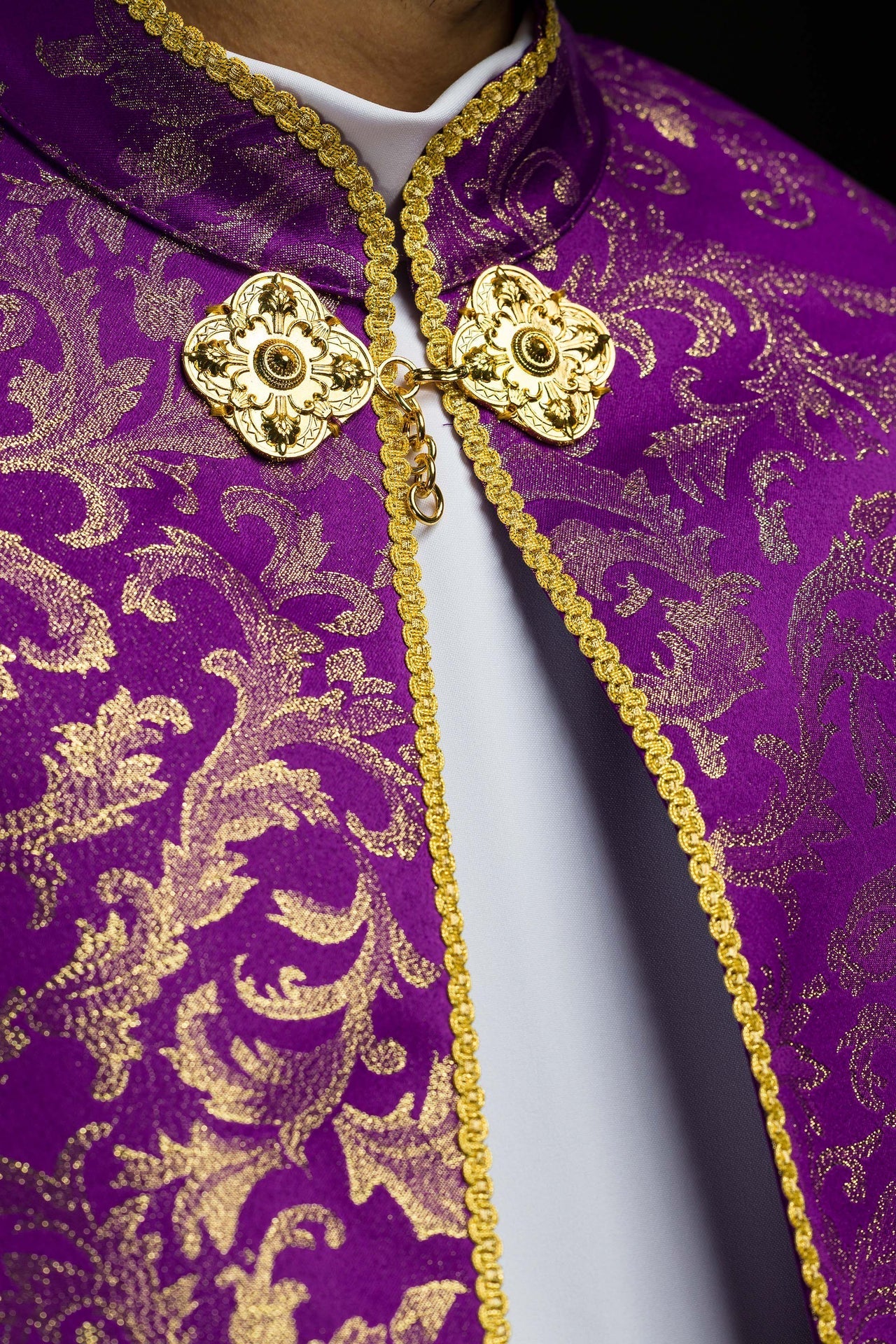 Capa bordada decorada con tejido jacquard morado