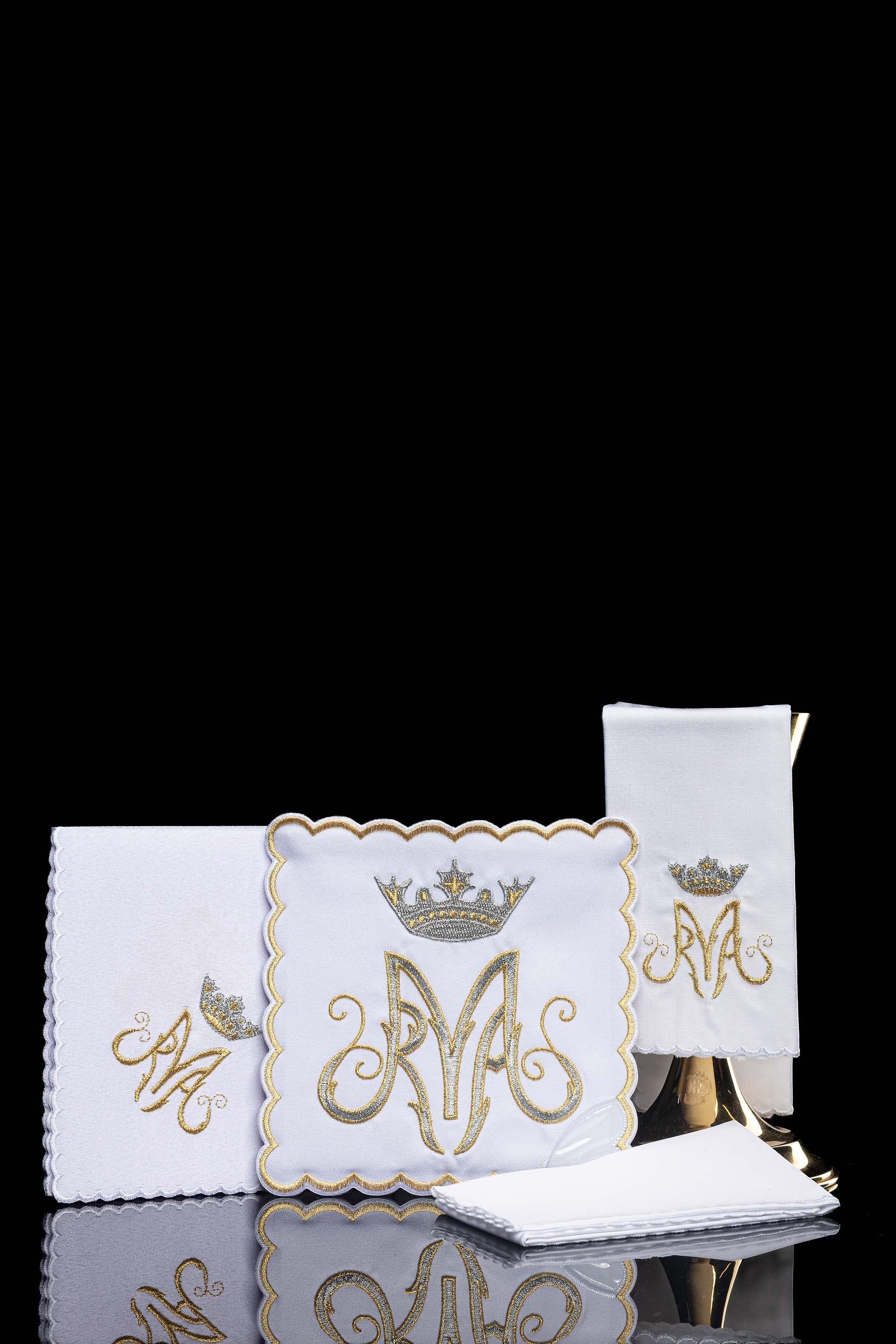 Servicio de altar Mariano con bordado dorado
