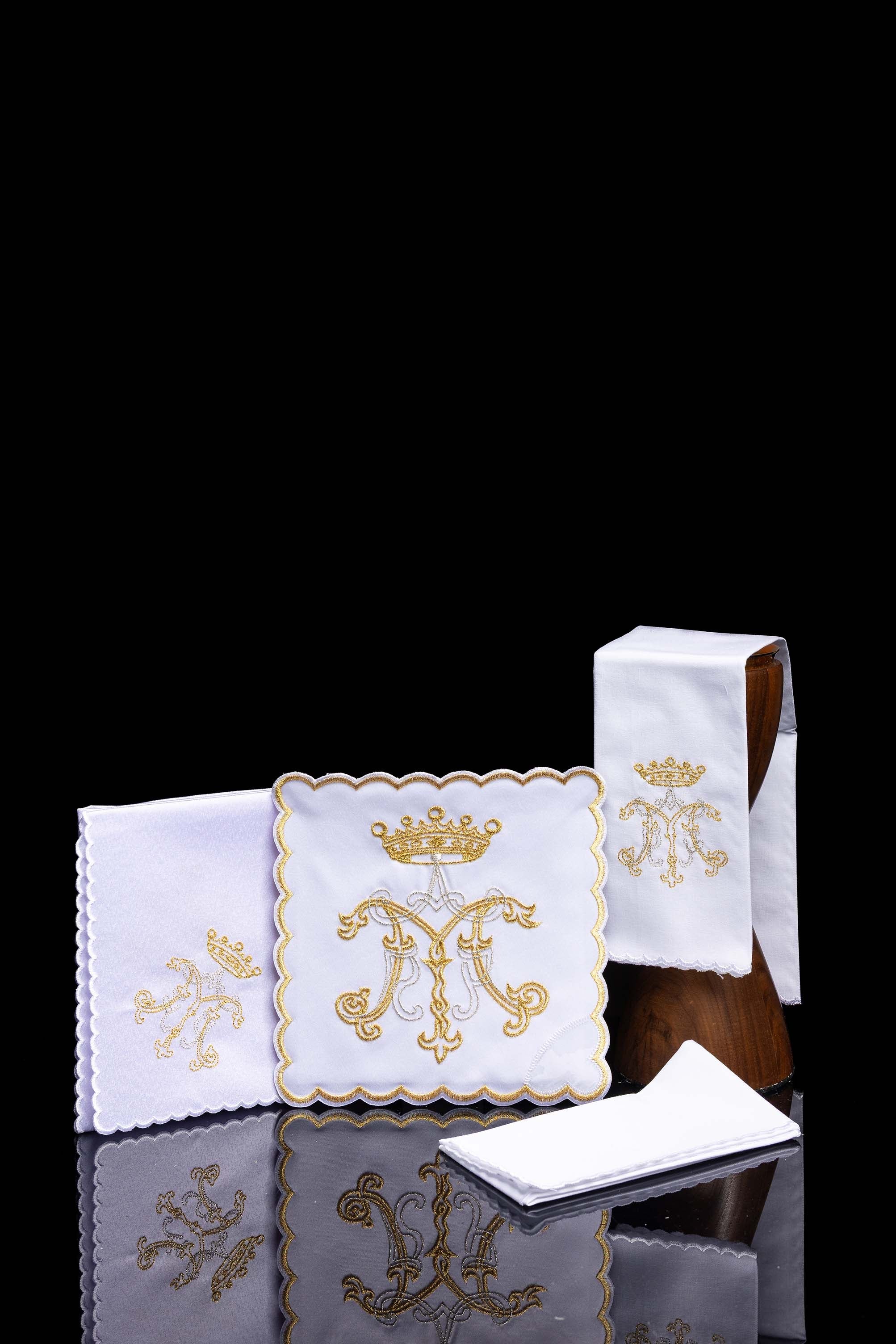 Servicio de altar con bordado Mariano dorado