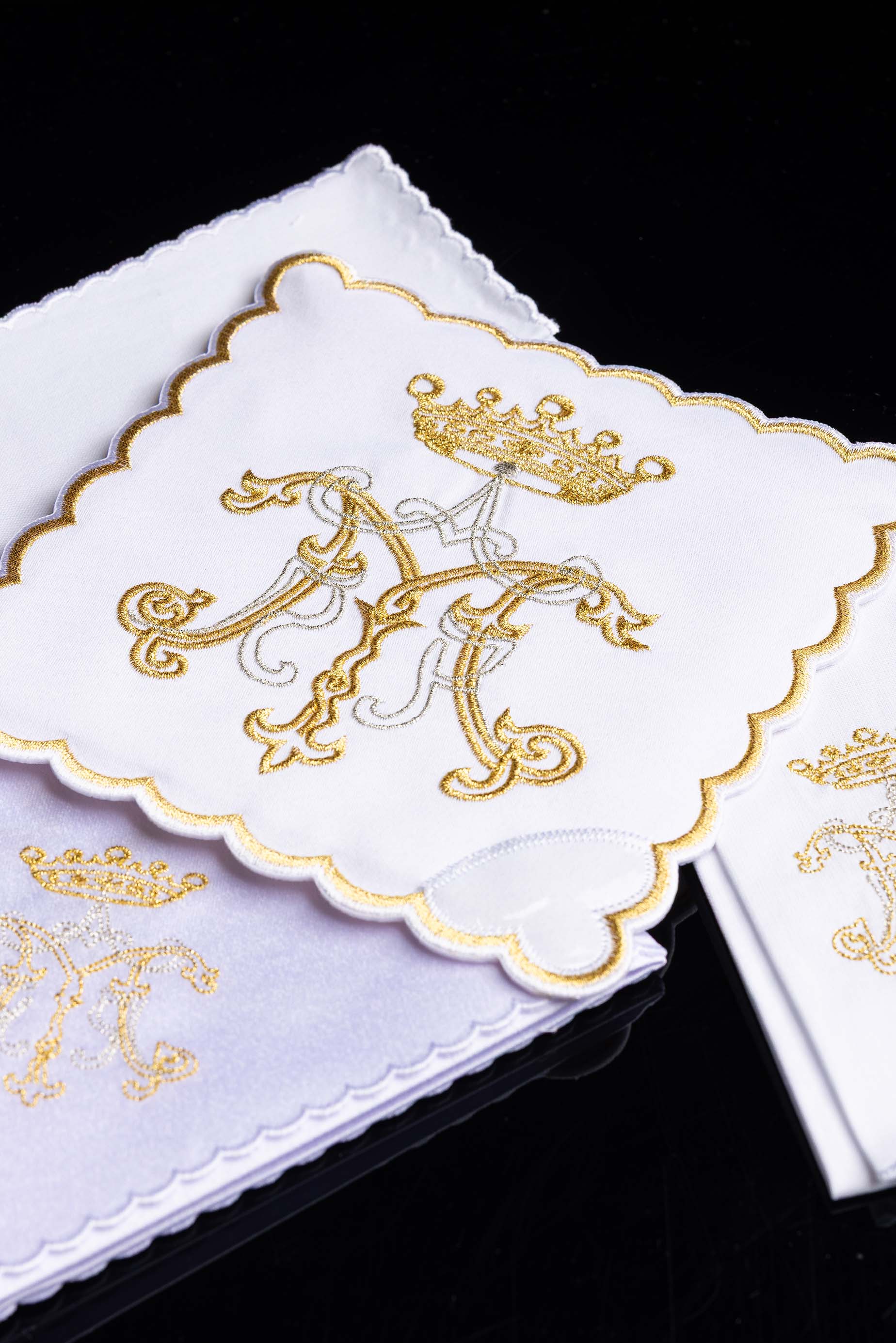Servicio de altar con bordado Mariano dorado