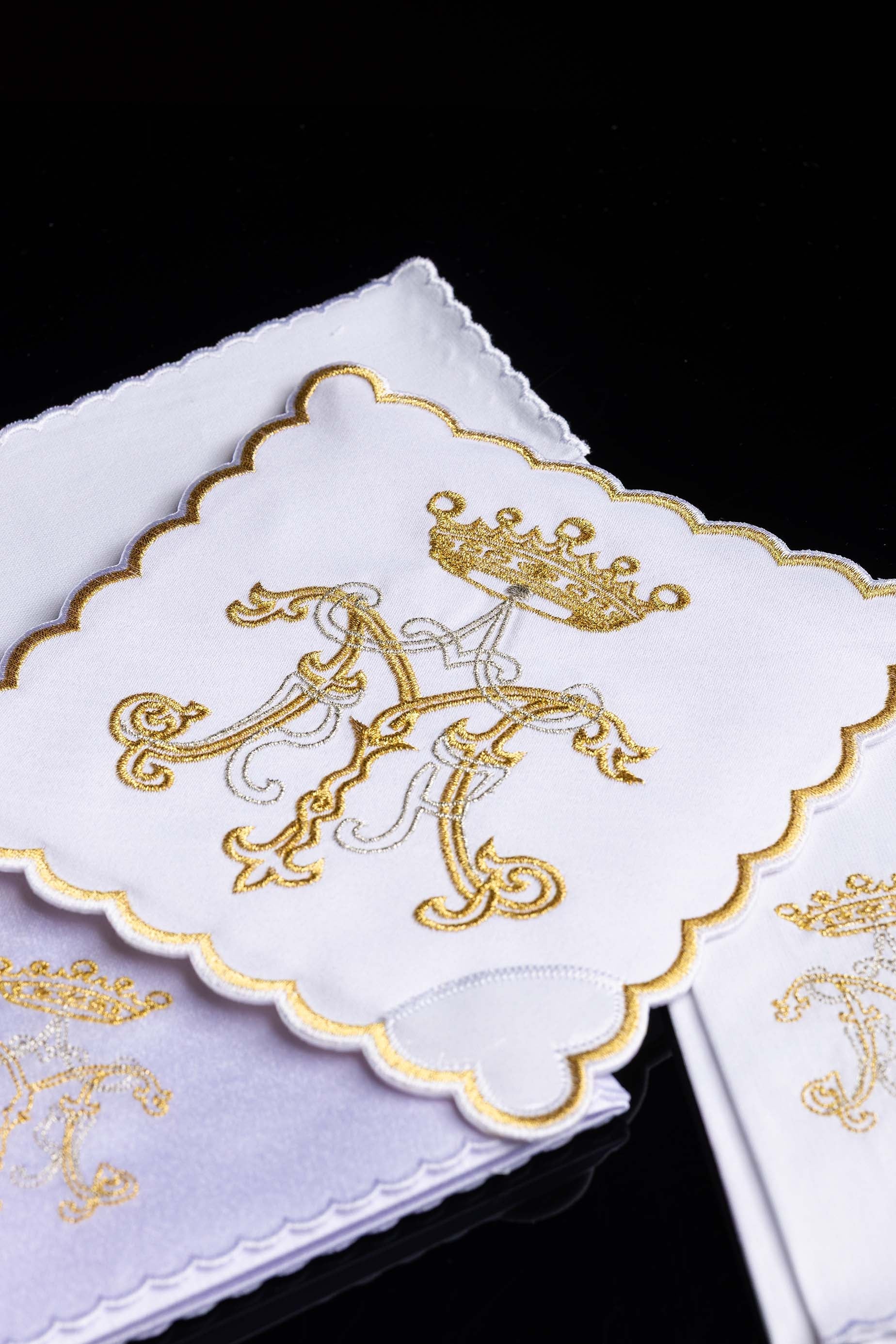 Servicio de altar con bordado Mariano dorado