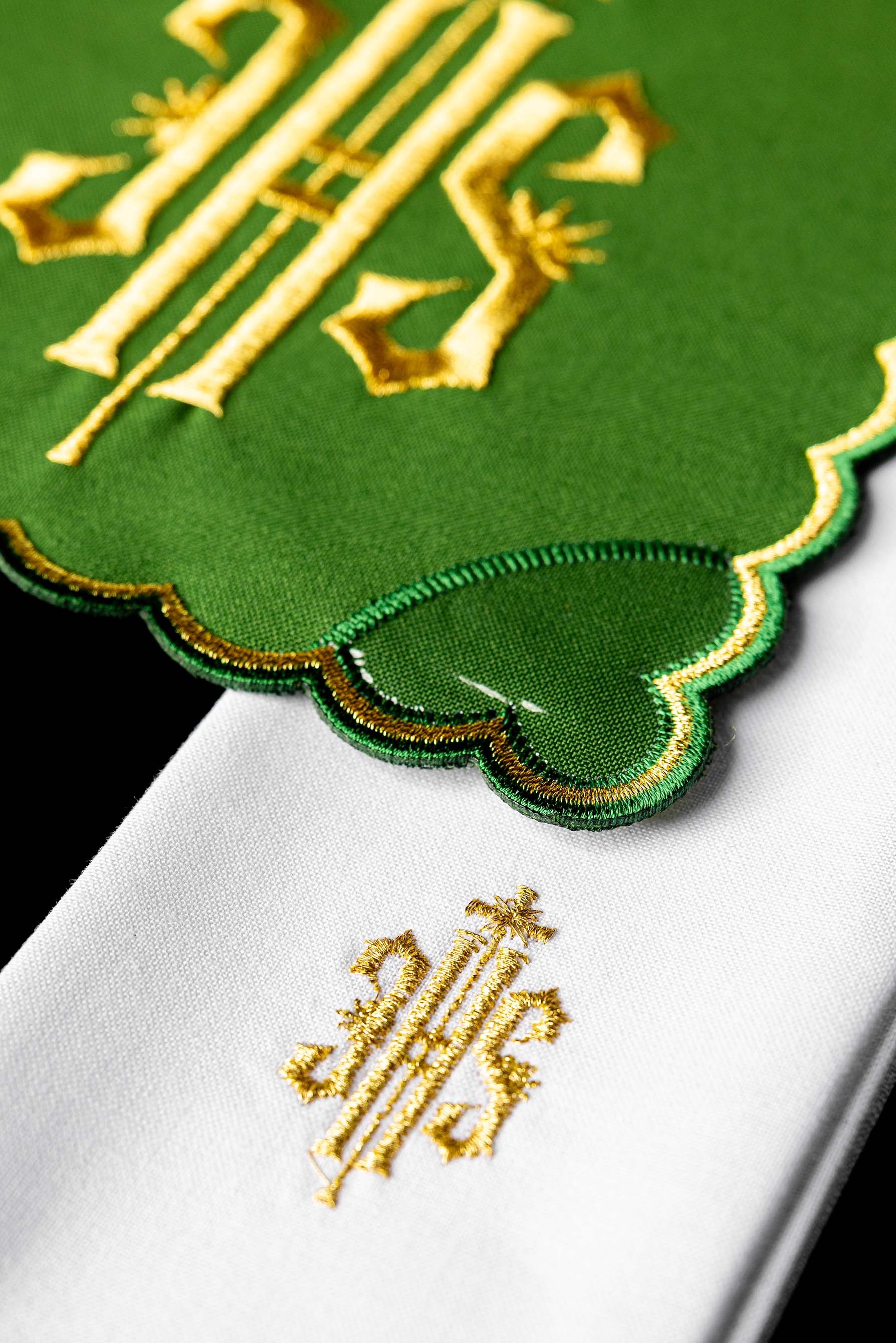 Servicio de altar con bordado IHS verde