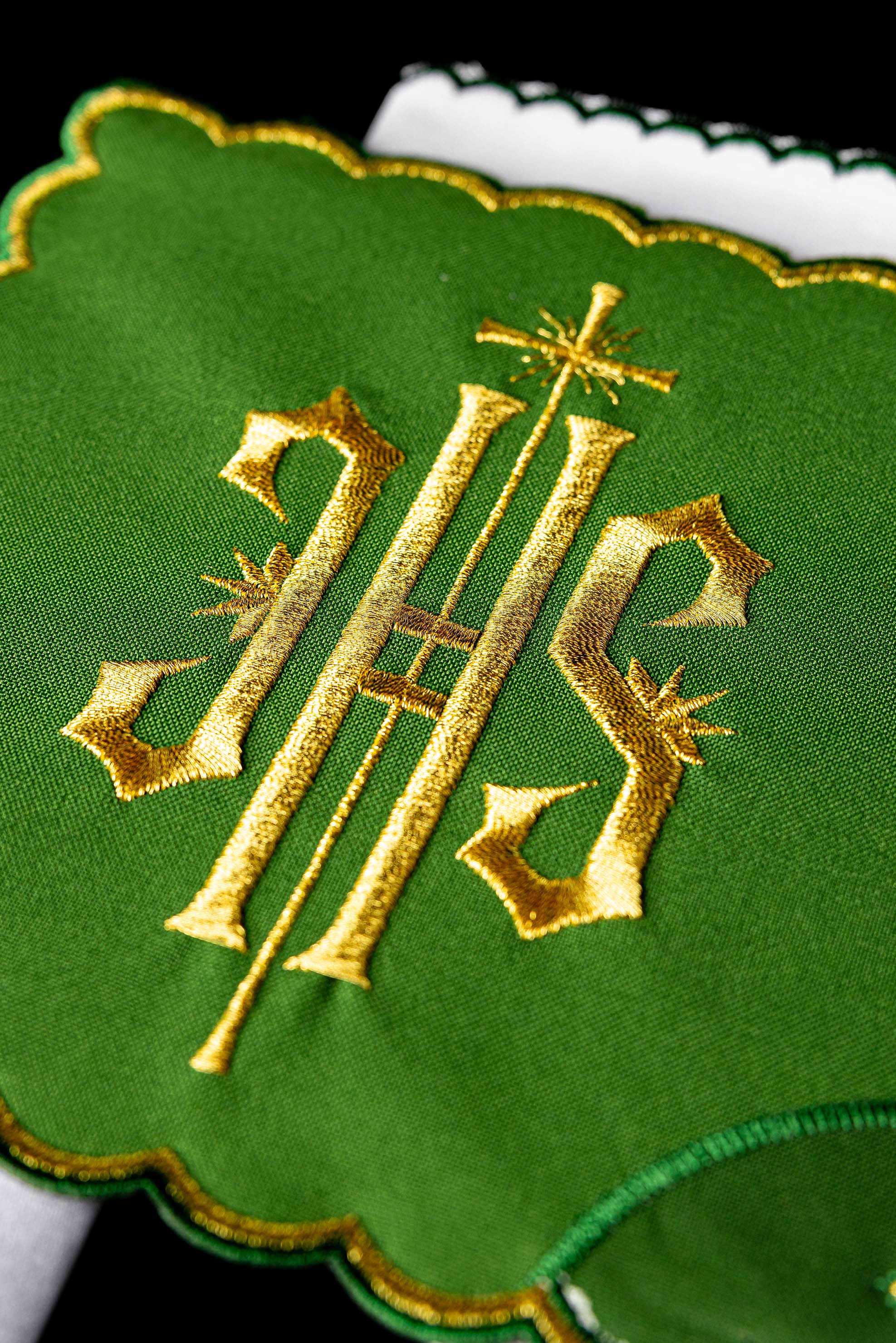 Servicio de altar con bordado IHS verde